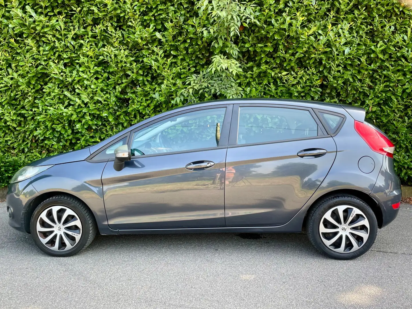 Ford Fiesta 1.4 5 porte Bz.- GPL Titanium Grigio - 2