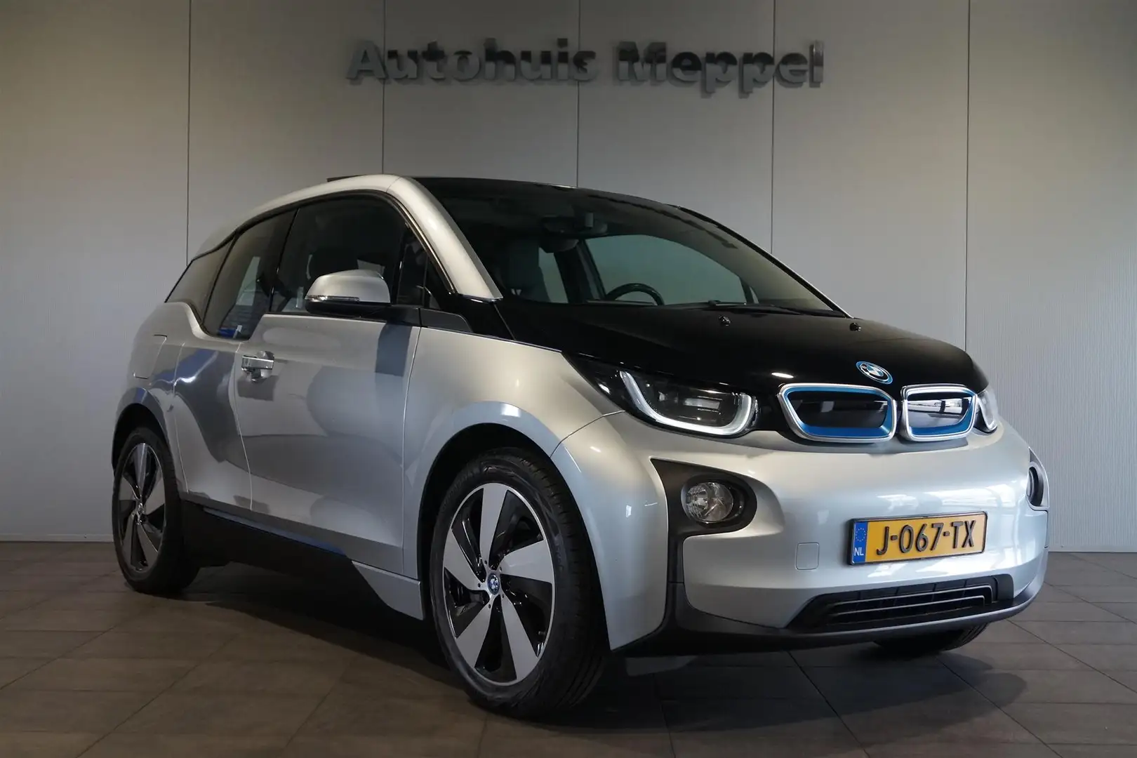 BMW i3 Basis Comfort 22kWh PRIJS na €2000,- subsidie kort Grijs - 1