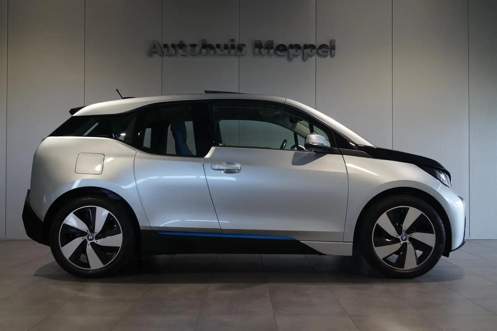 BMW i3 Basis Comfort 22kWh PRIJS na €2000,- subsidie kort Grijs - 2