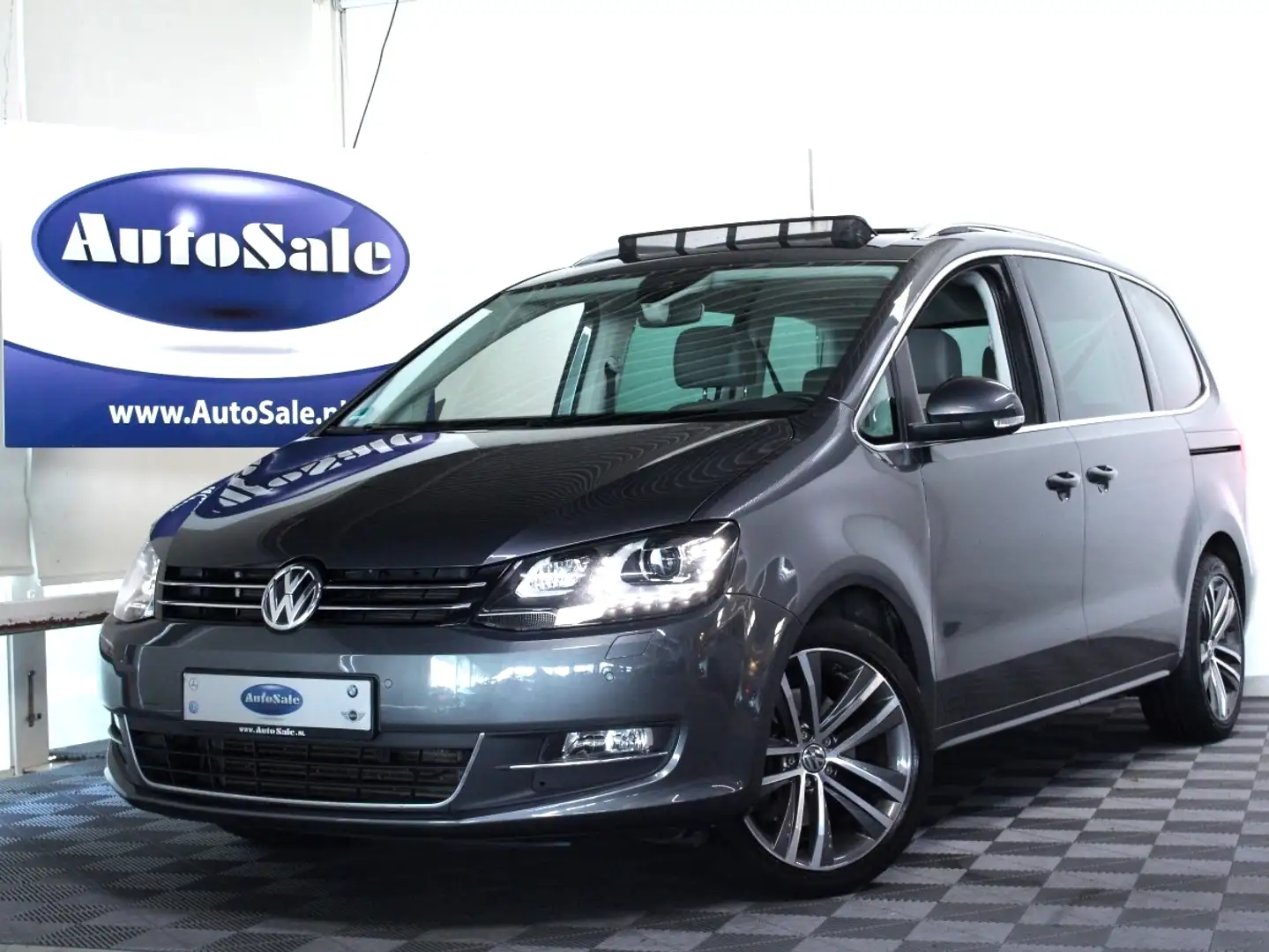 Volkswagen Sharan 2.0 TSI DSG 221pk Highline 6p. 1eEIG XENON NAV CAM Gris - 1
