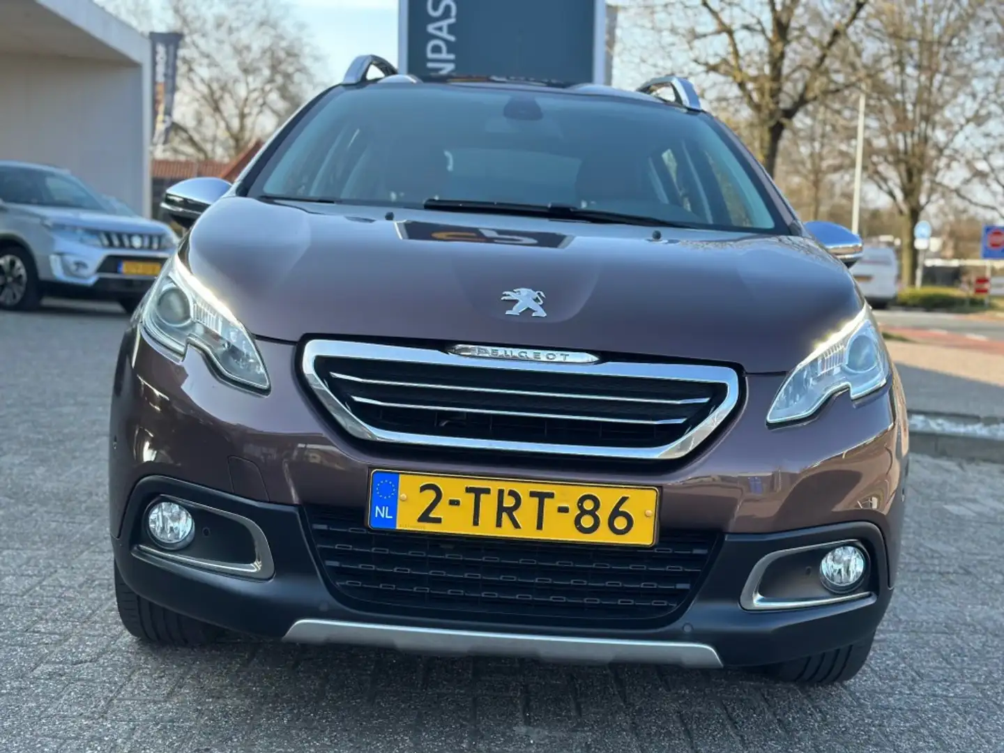 Peugeot 2008 1.2 VTi Allure Premium Pack '' PDC - Trekhaak - In Bruin - 2