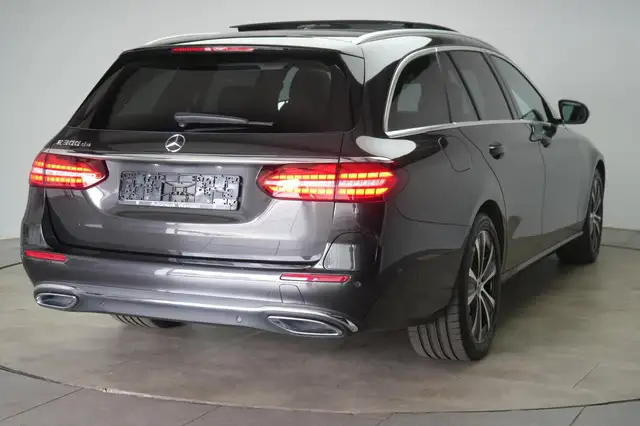 Mercedes-Benz E-Class view 4