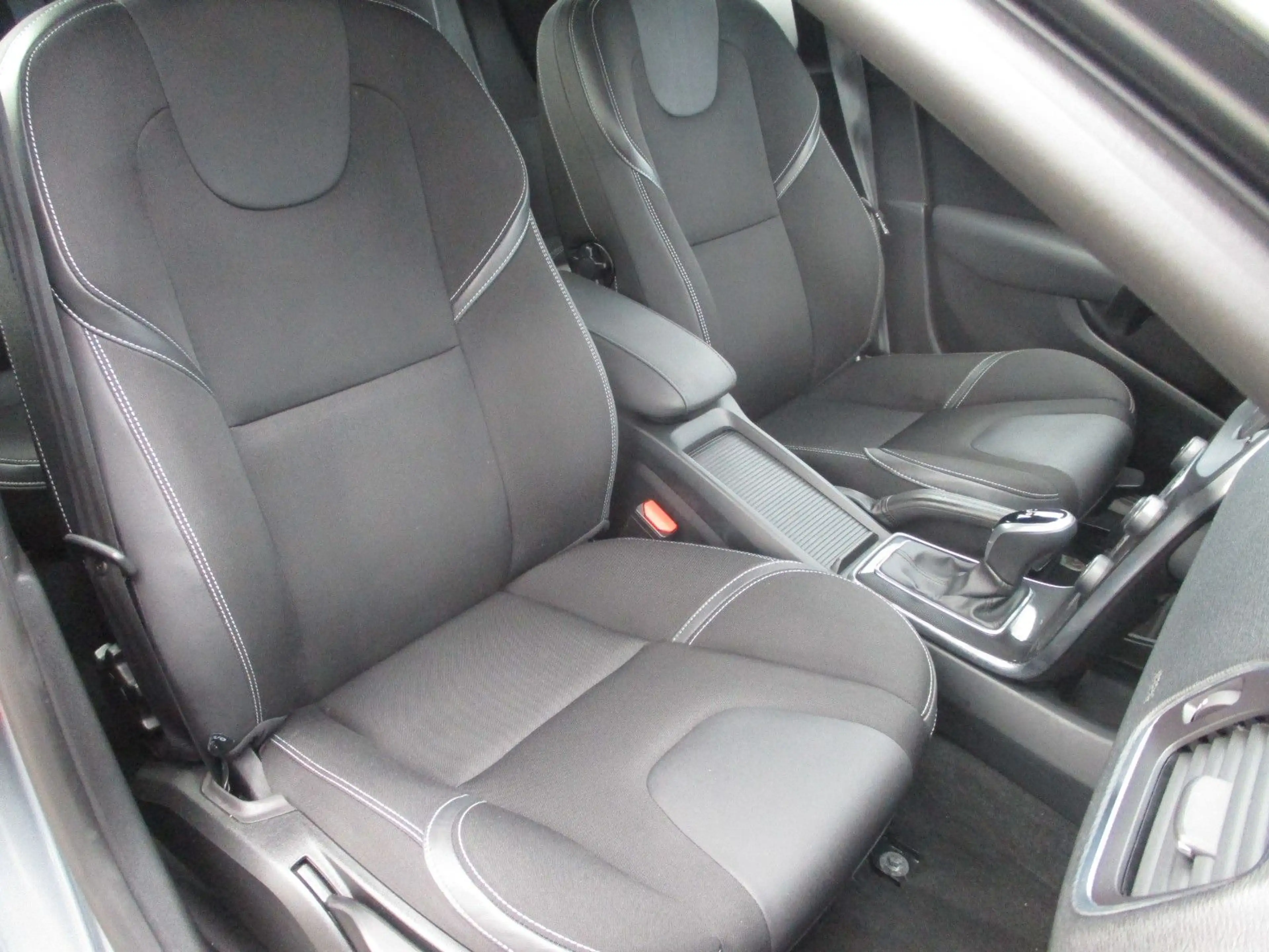 Volvo V40 Momentum — photo 8