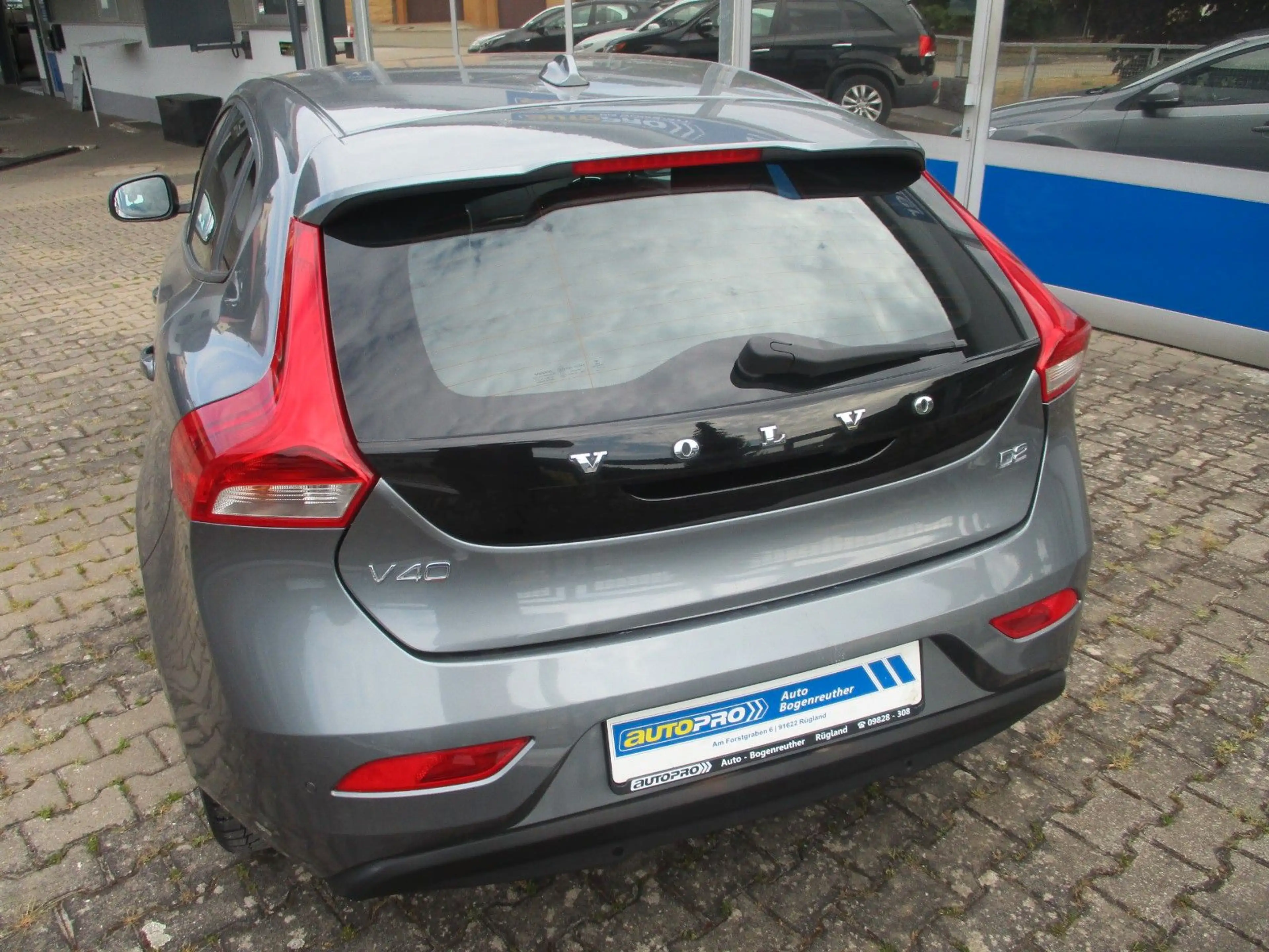 Volvo V40 Momentum — photo 4