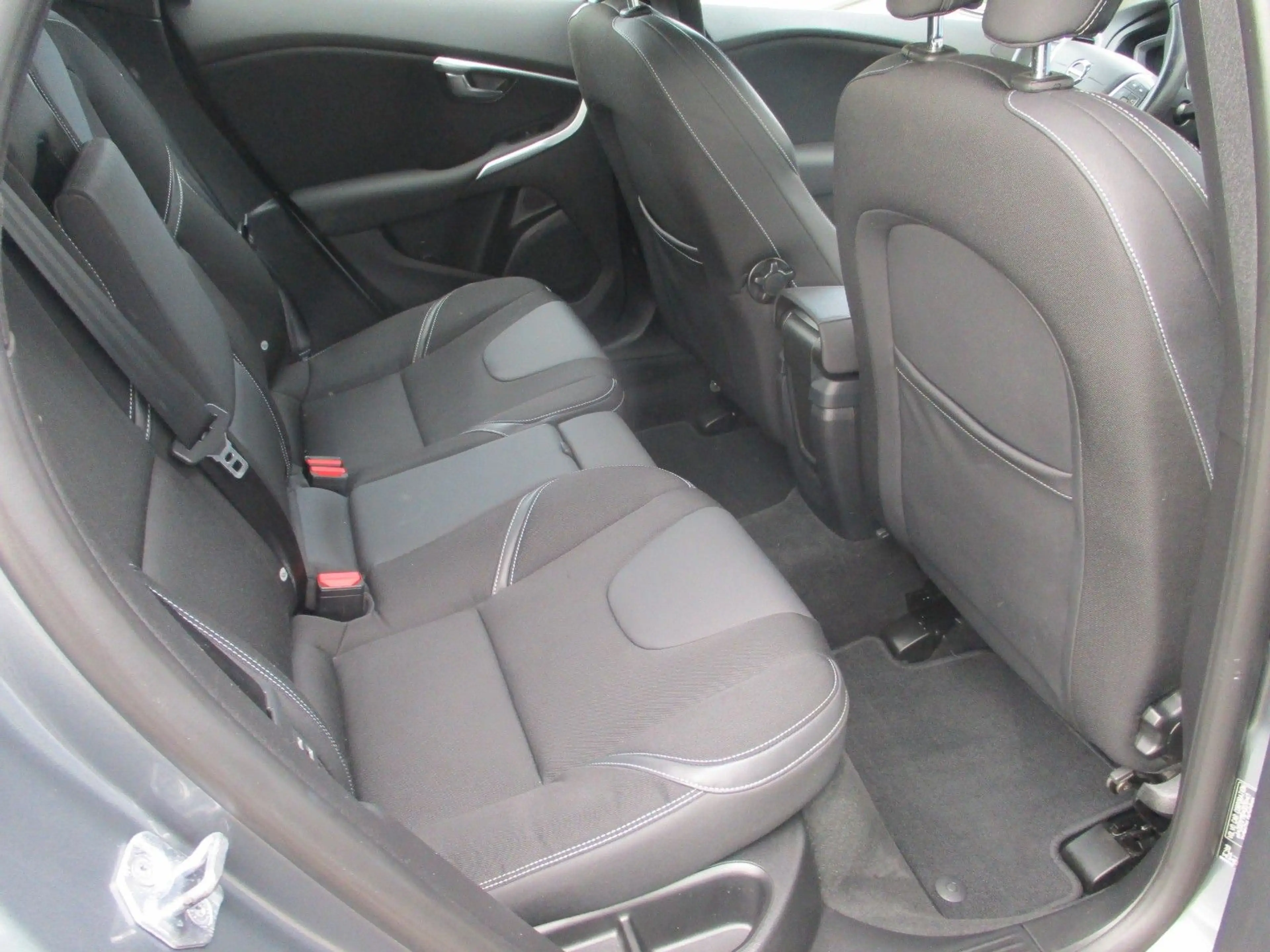Volvo V40 Momentum — photo 9
