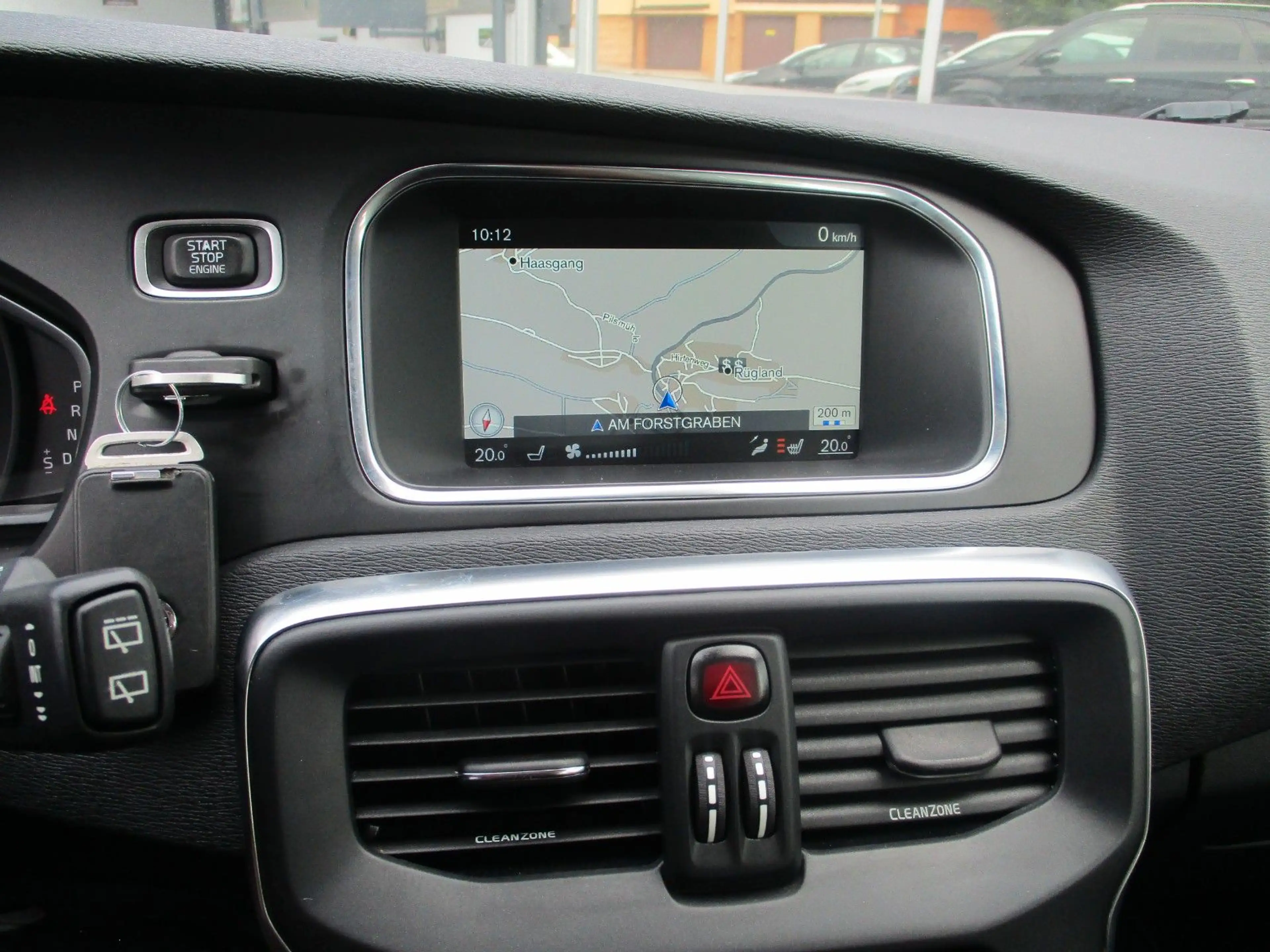 Volvo V40 Momentum — photo 14