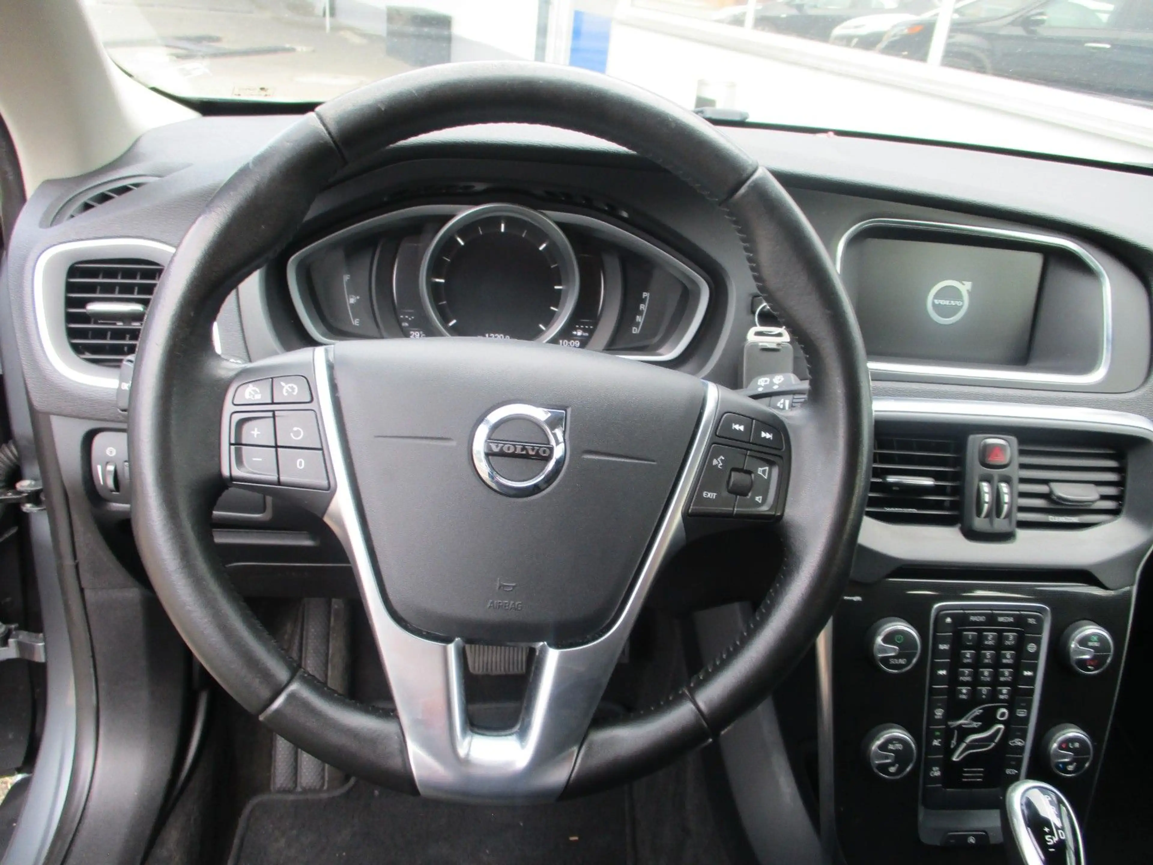 Volvo V40 Momentum — photo 12