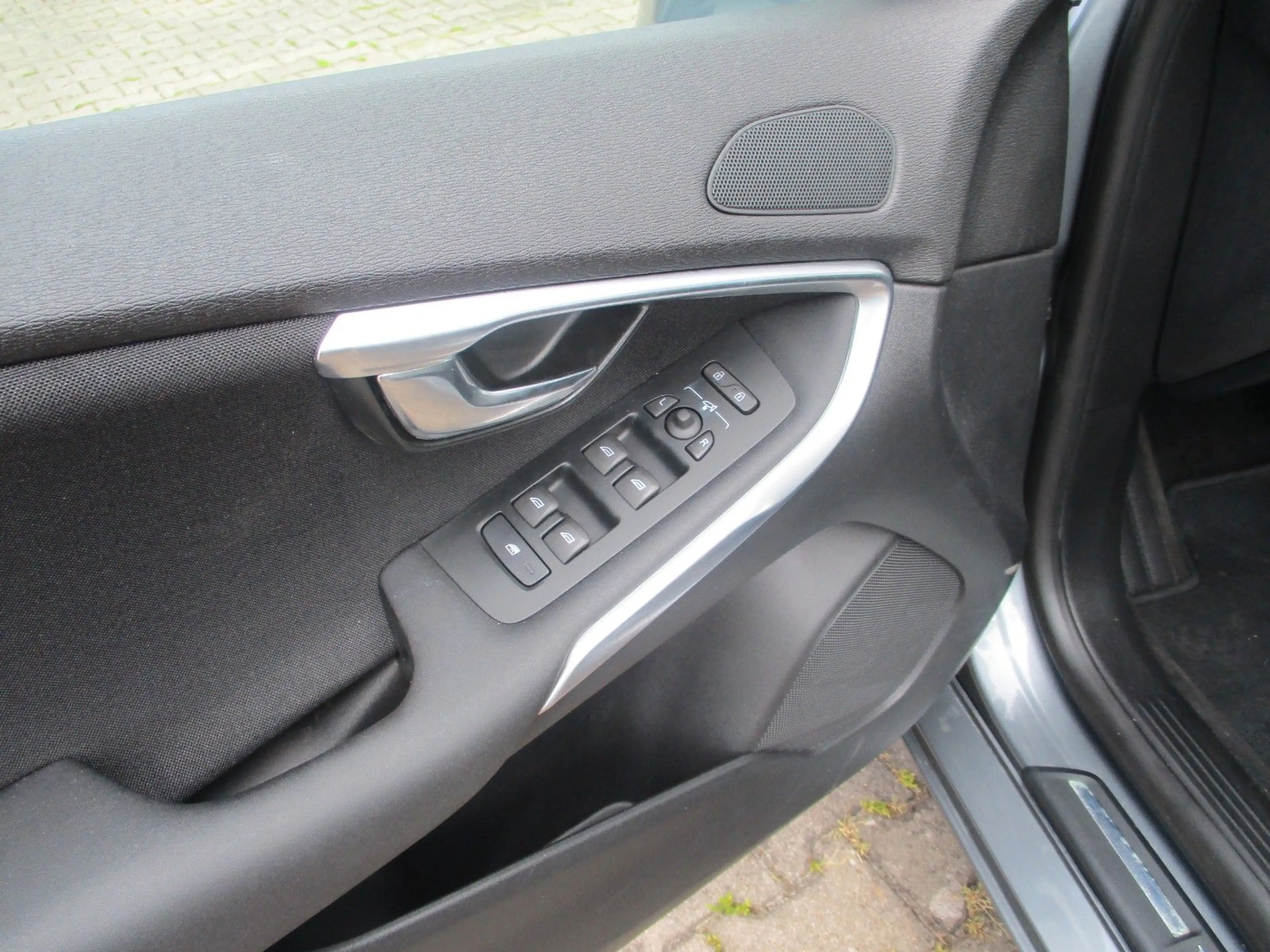 Volvo V40 Momentum — photo 11