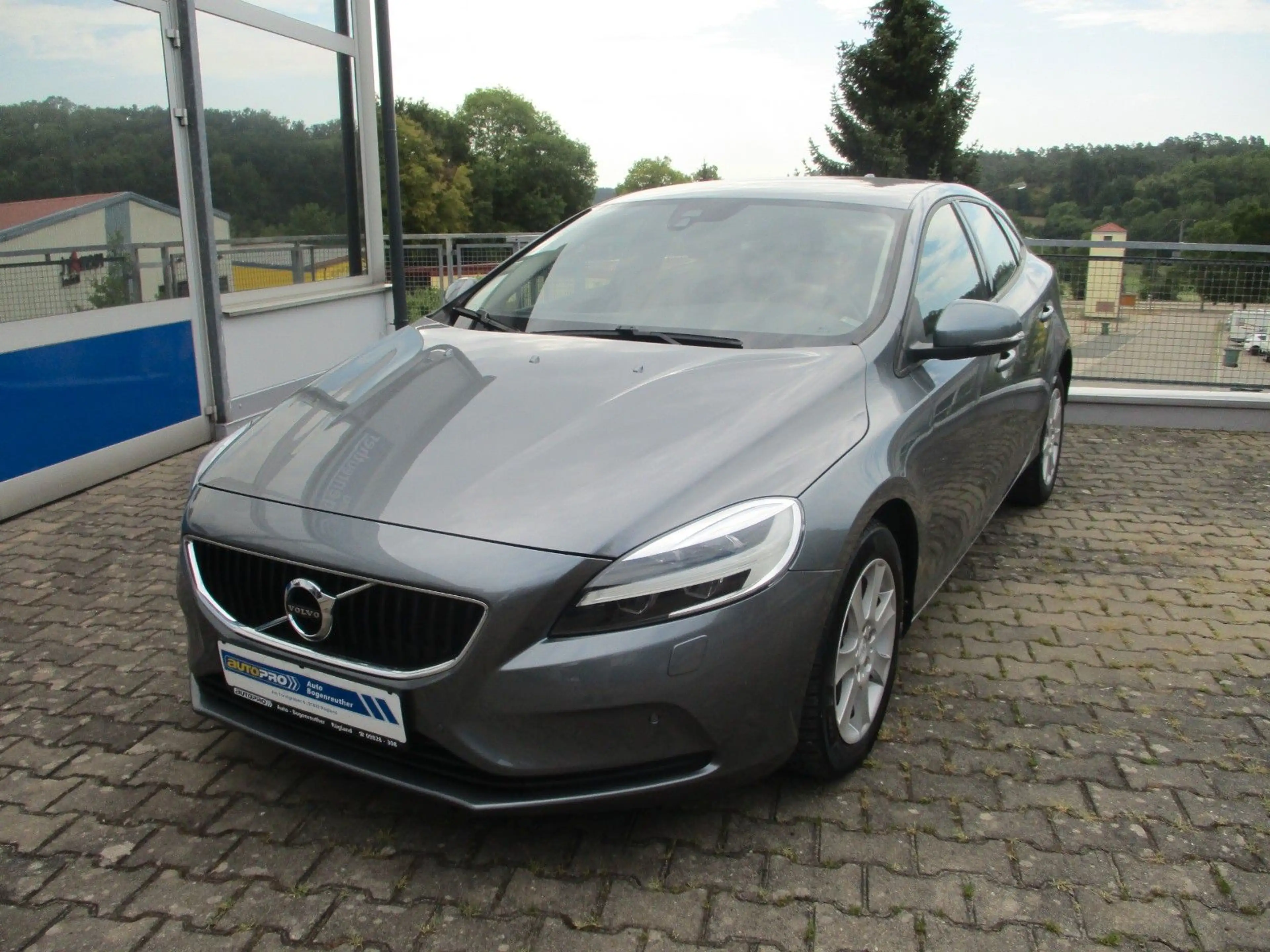 Volvo V40 Momentum — photo 2