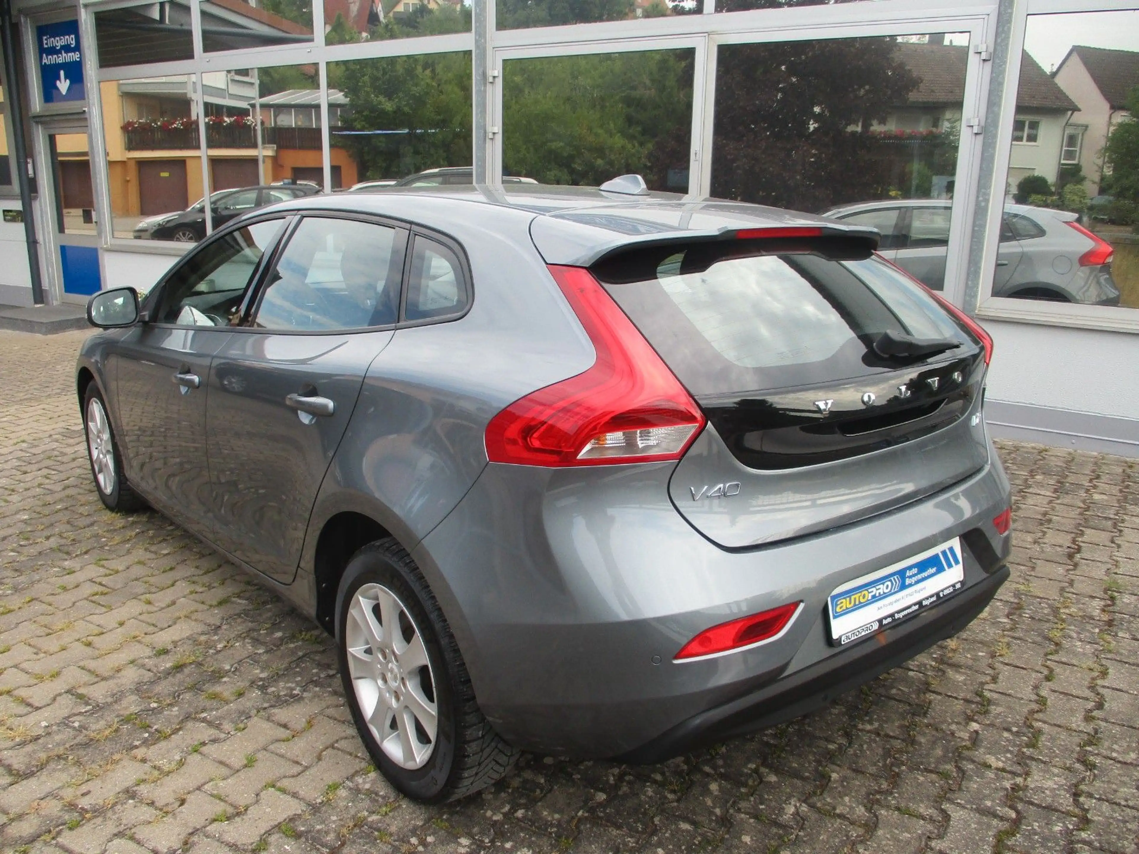 Volvo V40 Momentum — photo 3
