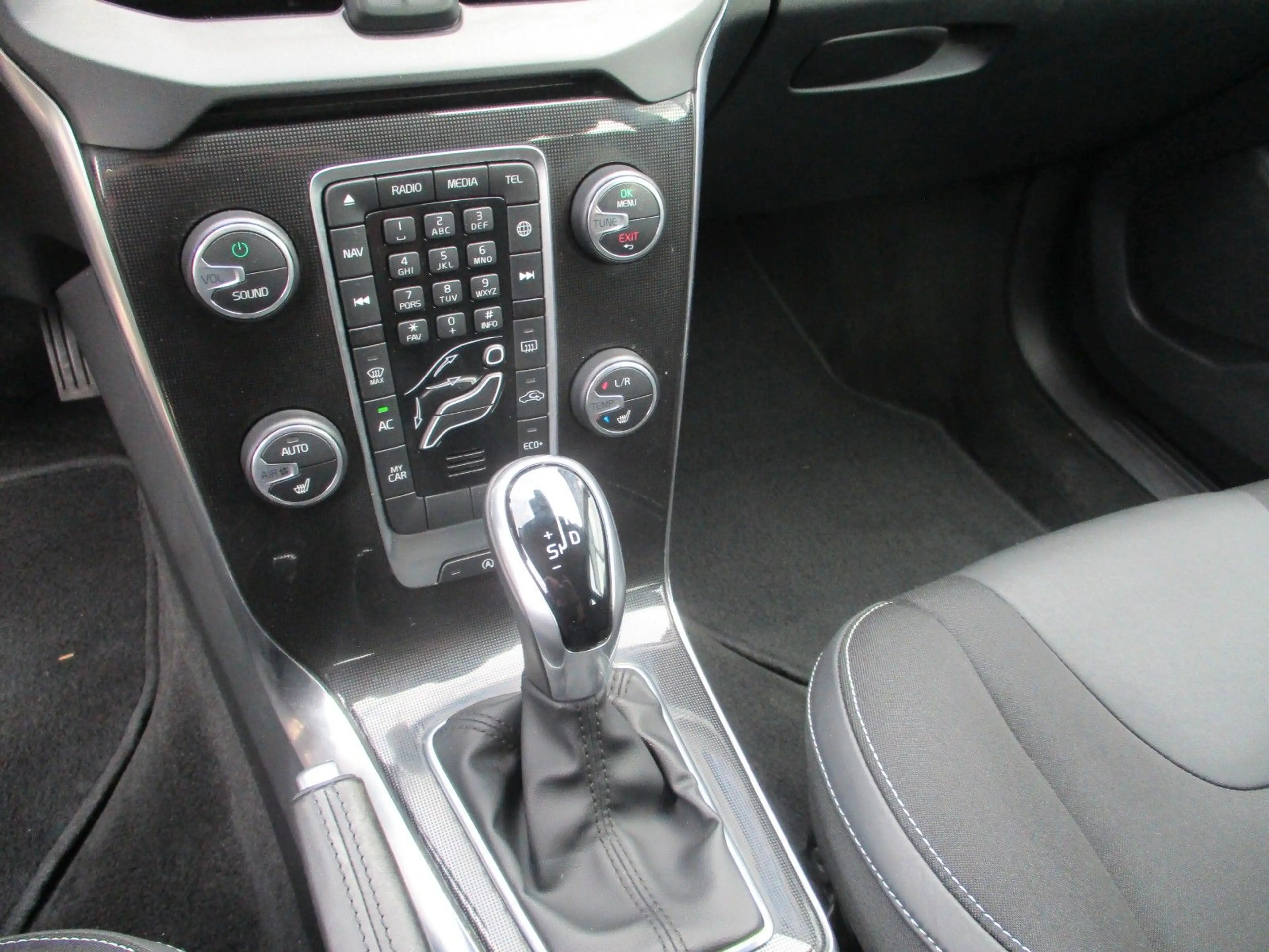 Volvo V40 Momentum — photo 13