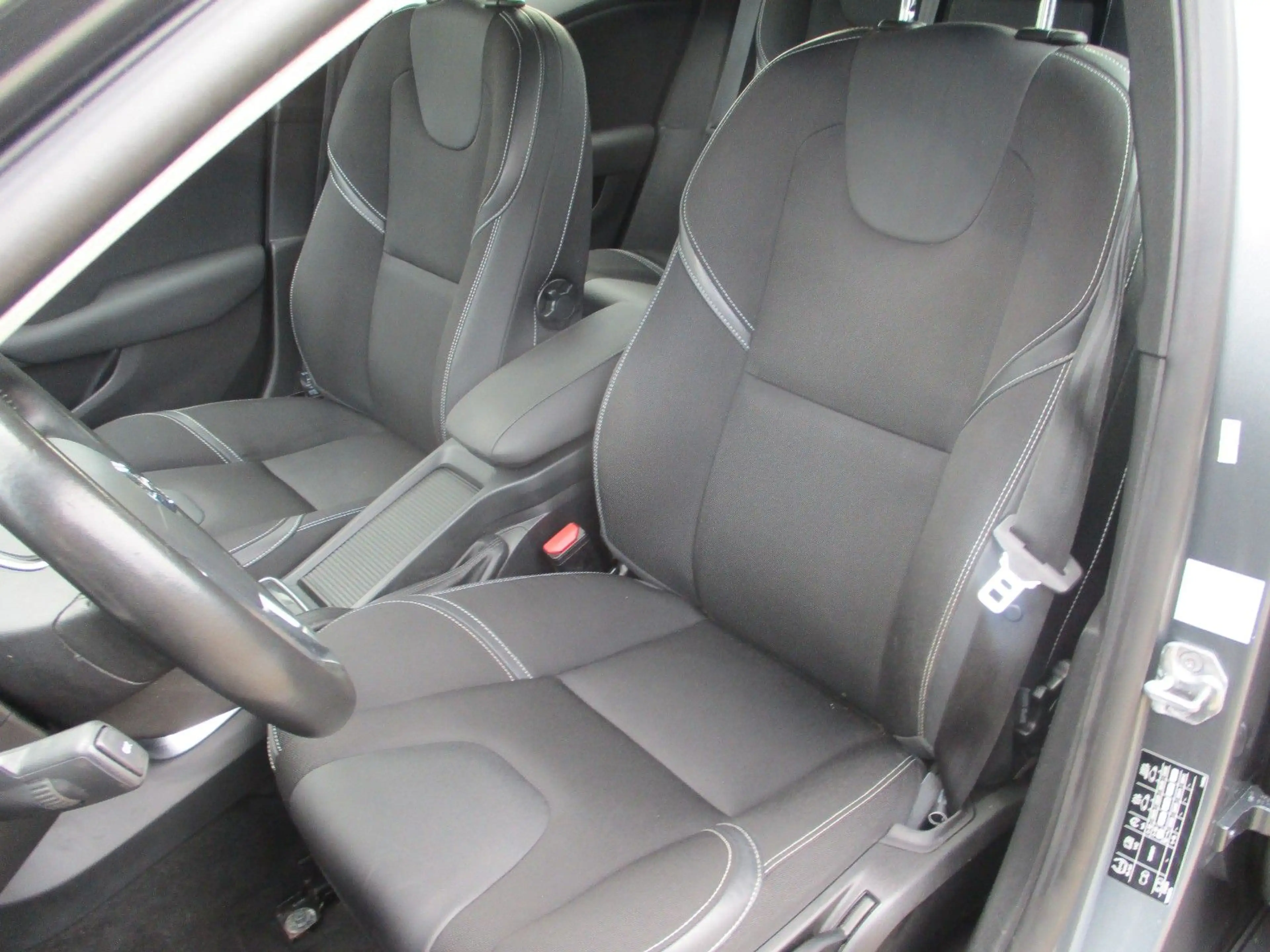 Volvo V40 Momentum — photo 10