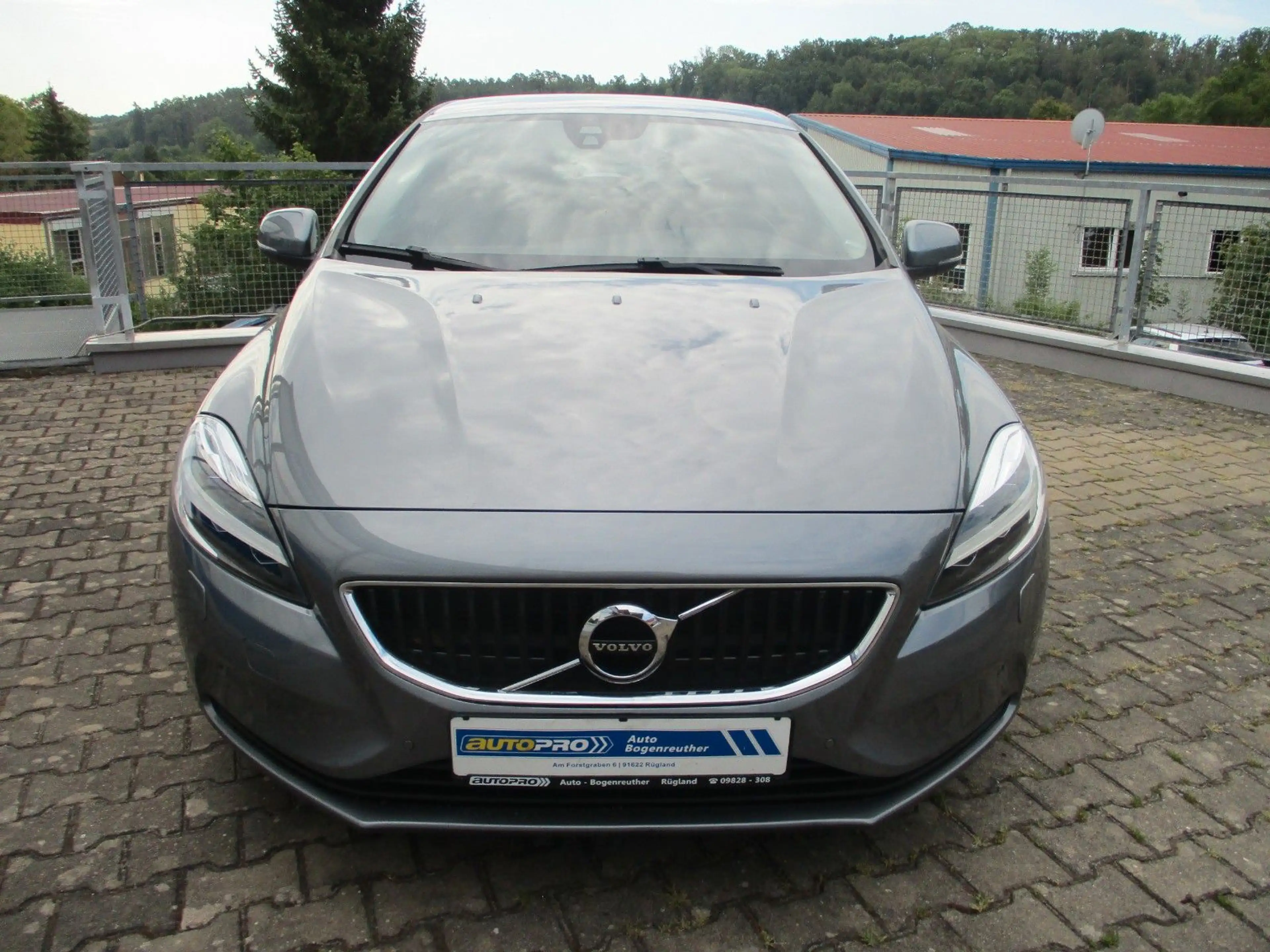 Volvo V40 Momentum — photo 7