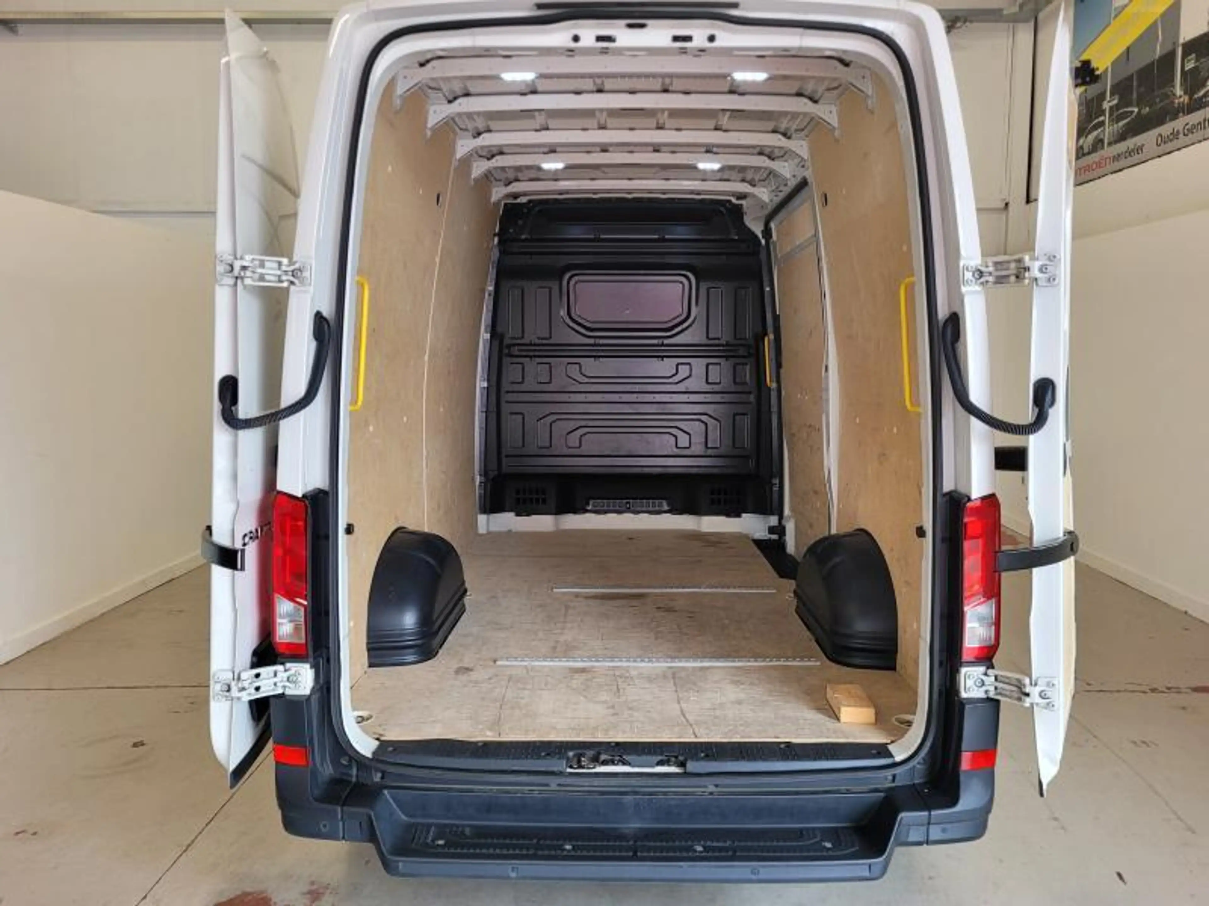 Volkswagen Crafter 20 D 140 pk L2H2 — photo 10