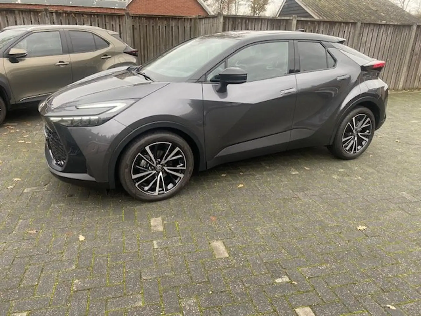 Toyota C-HR 1.8 Hybrid 140 Exec BI-TONE PARKASSIST 360 CAMERA Grijs - 2