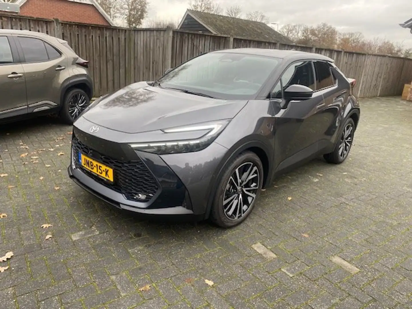 Toyota C-HR 1.8 Hybrid 140 Exec BI-TONE PARKASSIST 360 CAMERA Grijs - 1