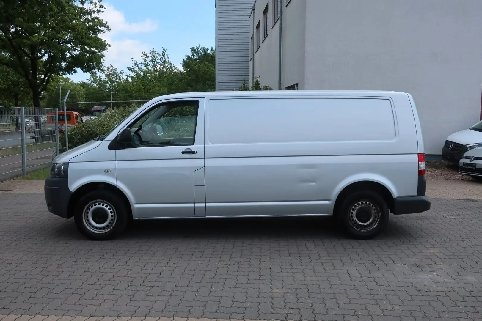 Volkswagen T5 Transporter Kasten lang / 1. Hand / AHK Stříbrná - 2