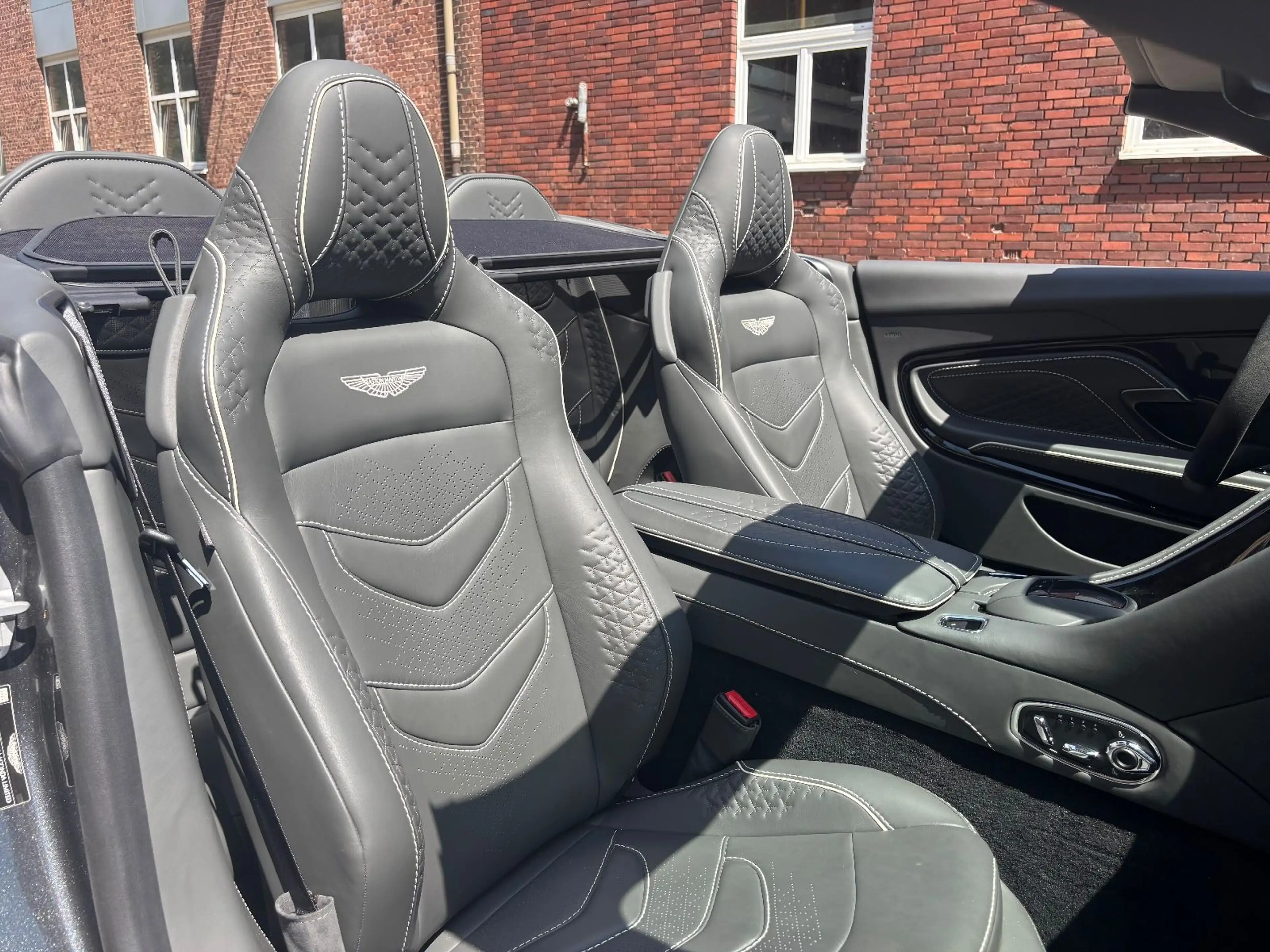 Aston Martin DBS 5.2 V12 Volante B&O BRD Carbon — photo 10