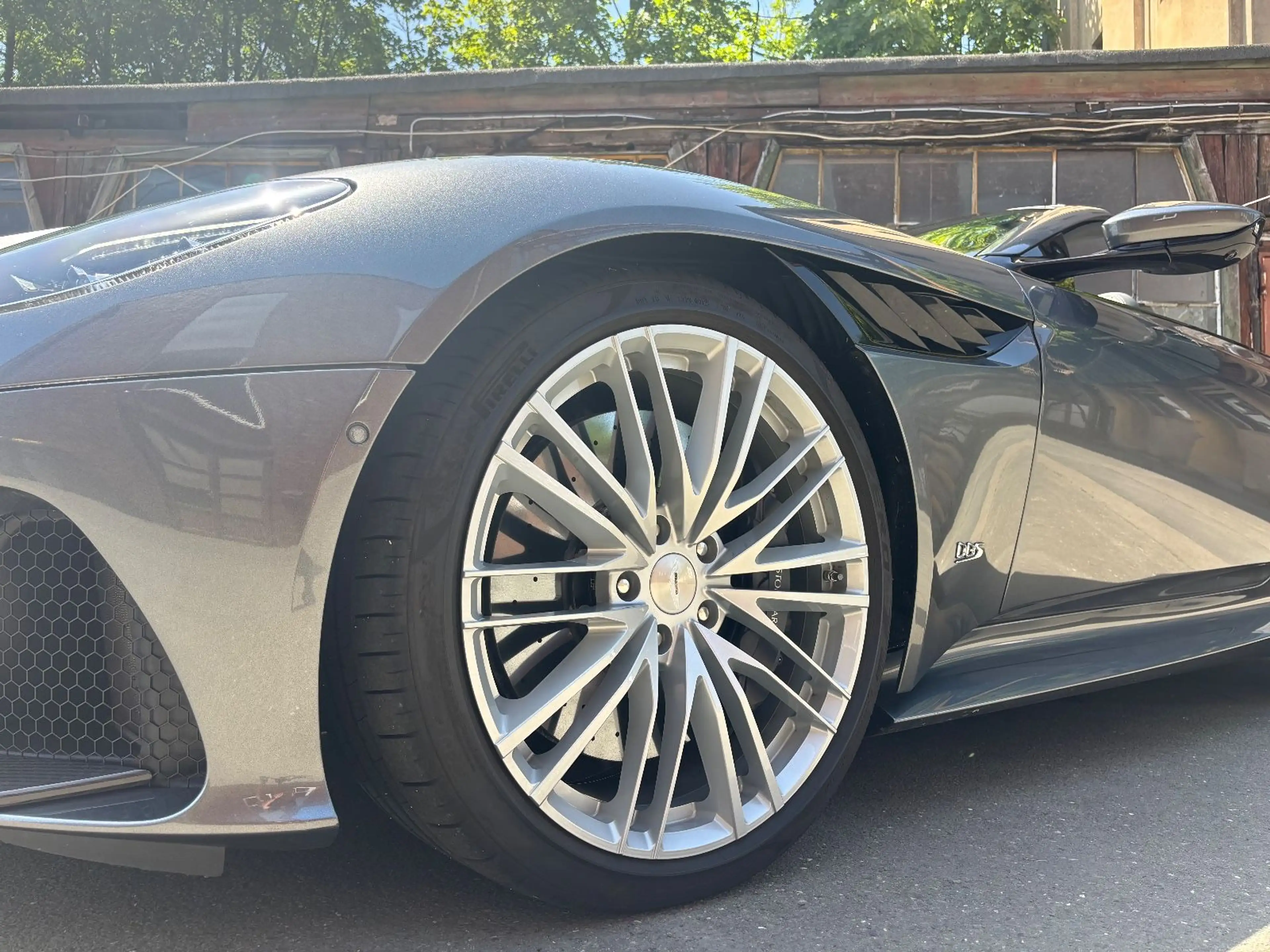 Aston Martin DBS 5.2 V12 Volante B&O BRD Carbon — photo 27