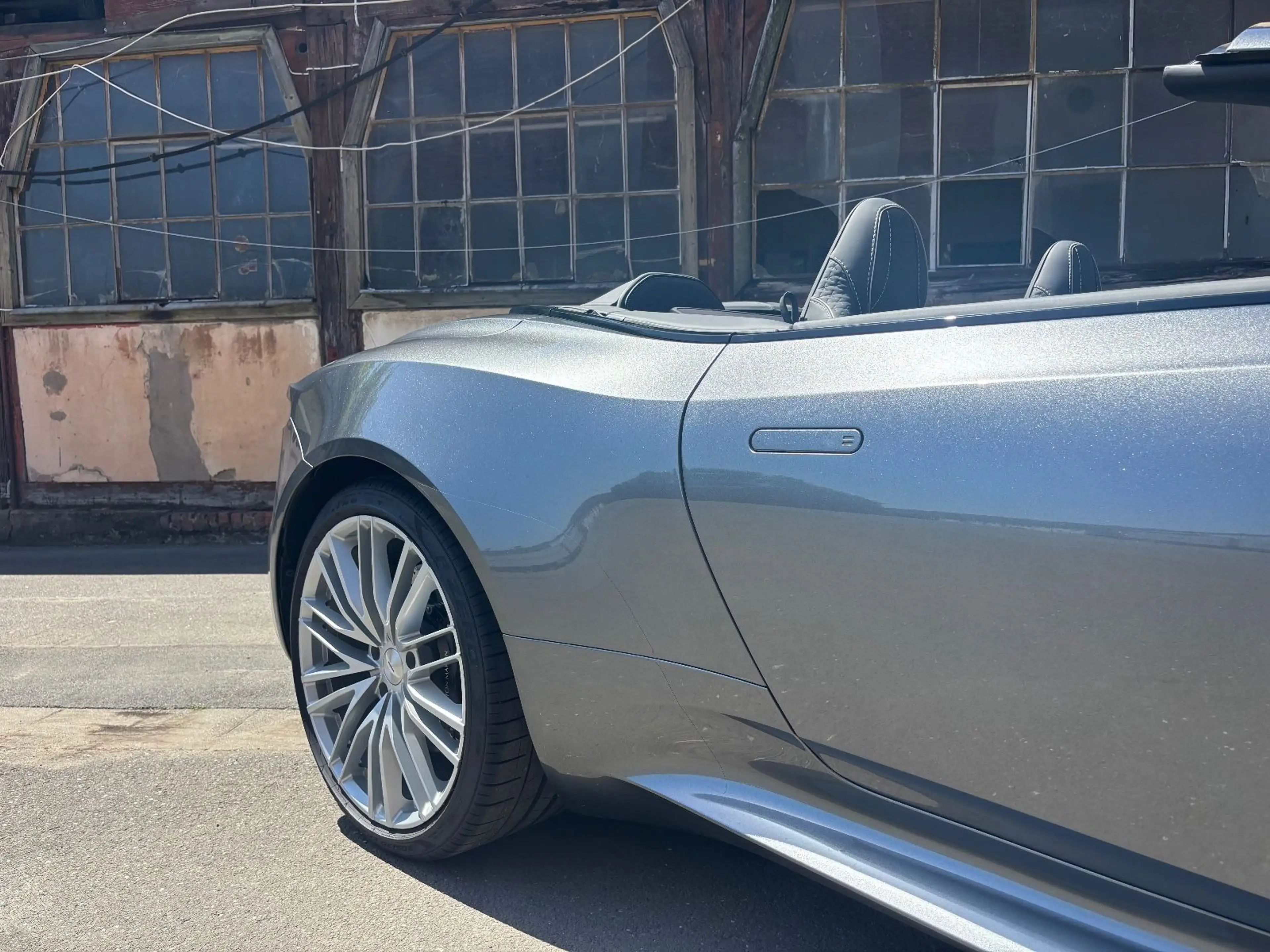 Aston Martin DBS 5.2 V12 Volante B&O BRD Carbon — photo 19