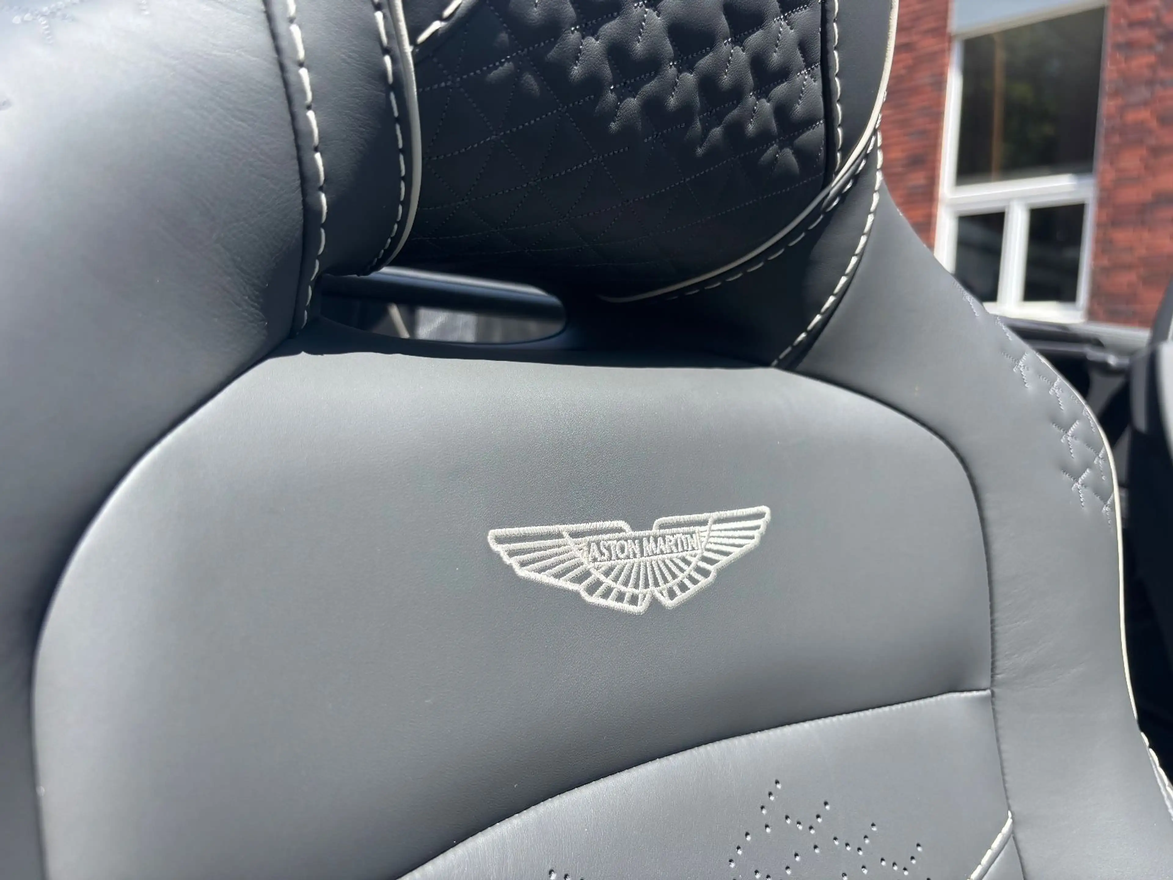 Aston Martin DBS 5.2 V12 Volante B&O BRD Carbon — photo 15