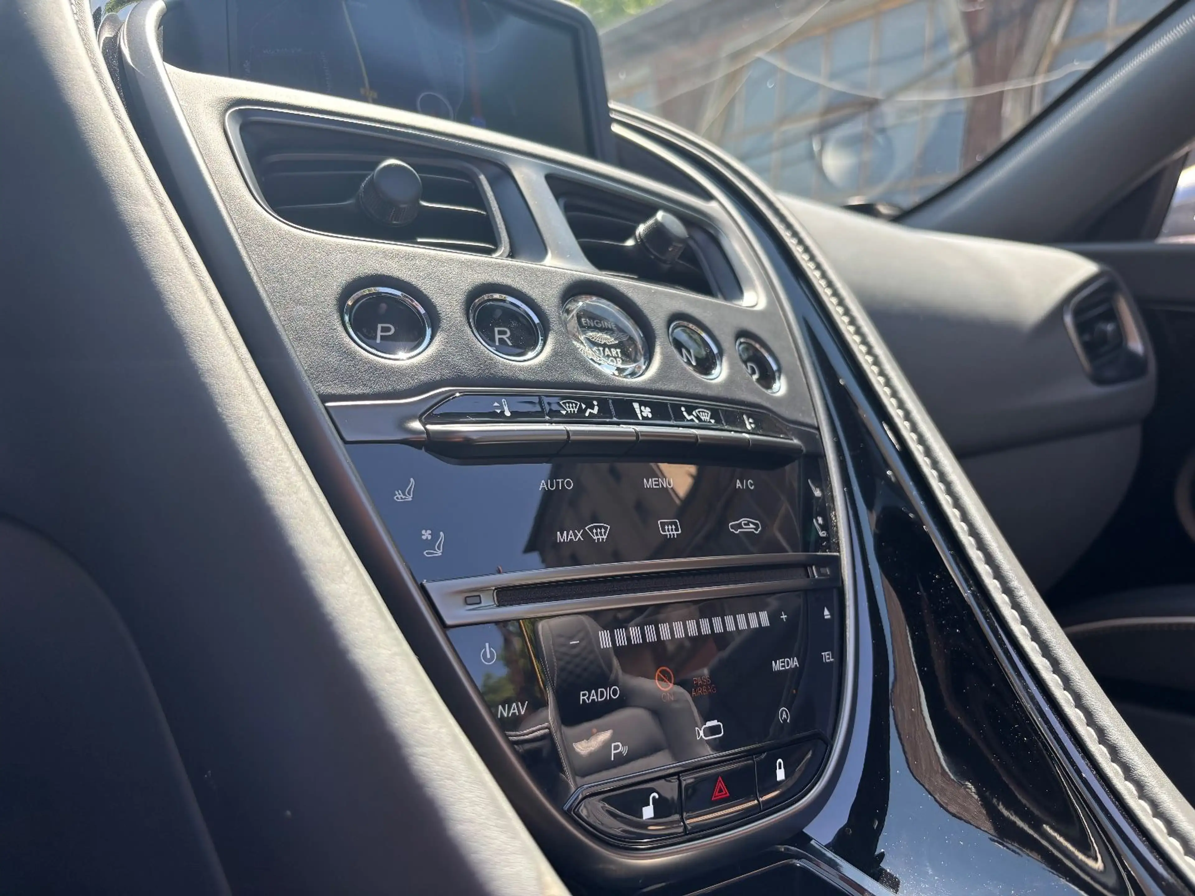 Aston Martin DBS 5.2 V12 Volante B&O BRD Carbon — photo 12
