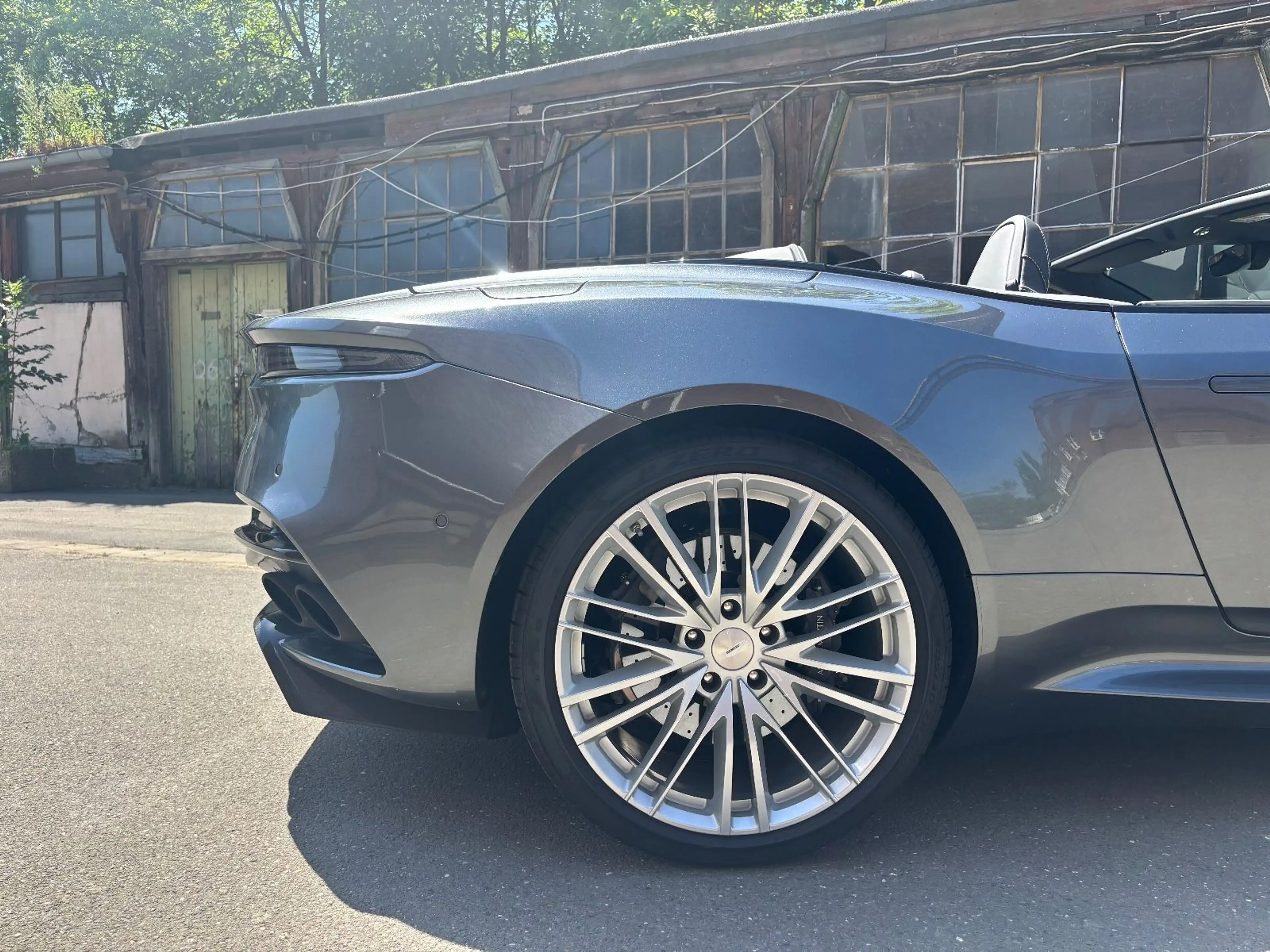 Aston Martin DBS 5.2 V12 Volante B&O BRD Carbon — photo 29