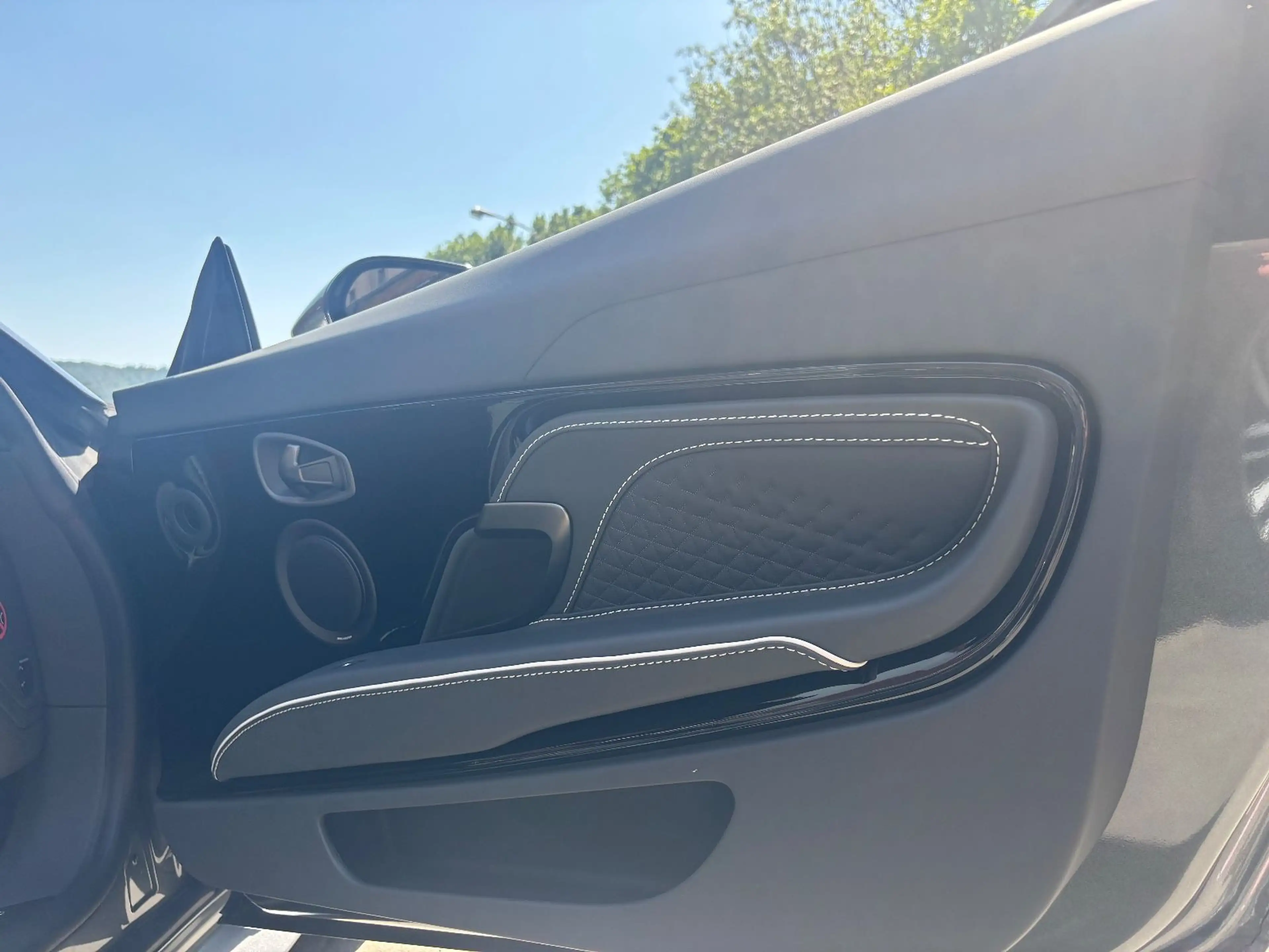 Aston Martin DBS 5.2 V12 Volante B&O BRD Carbon — photo 13