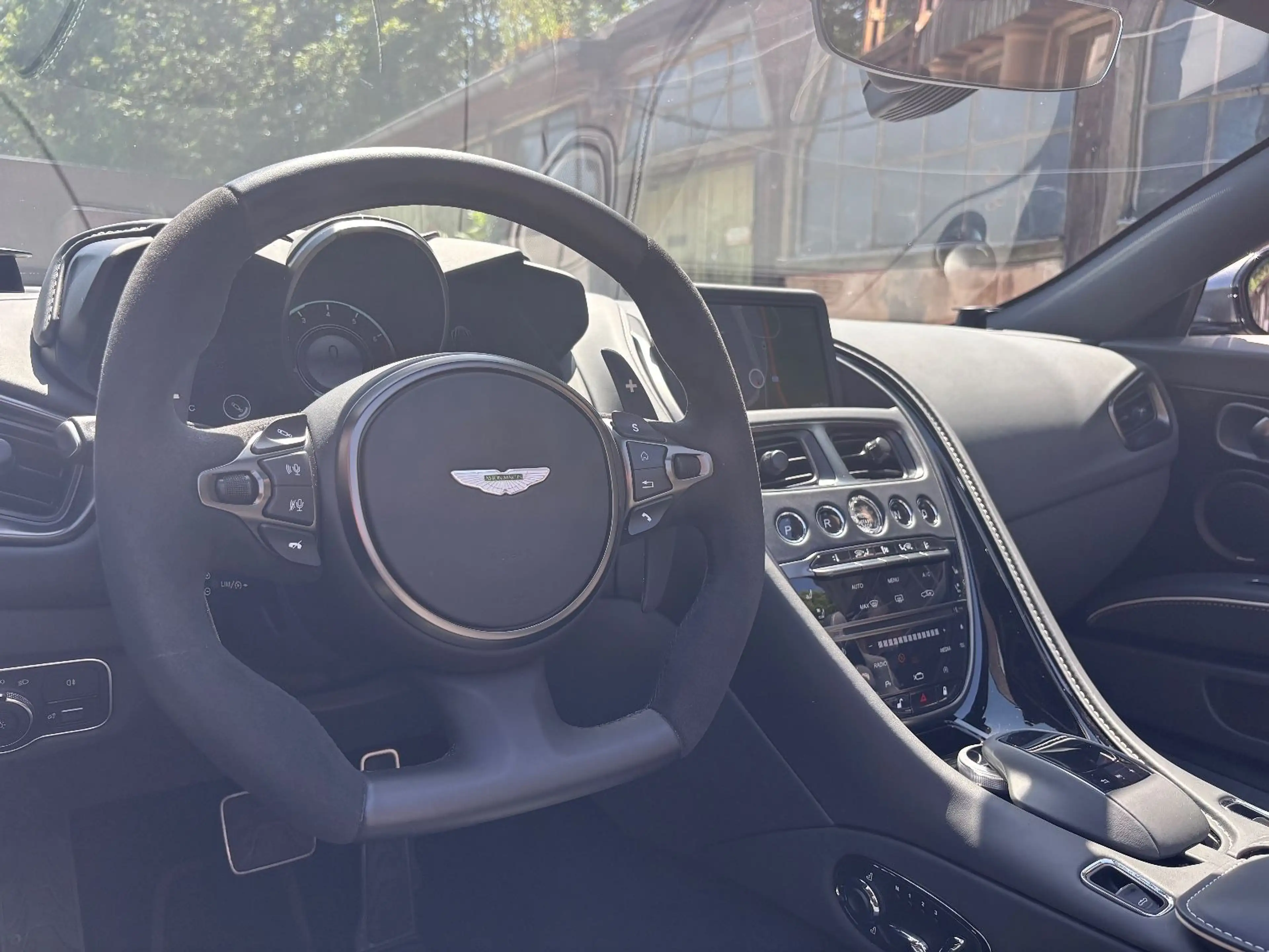 Aston Martin DBS 5.2 V12 Volante B&O BRD Carbon — photo 11