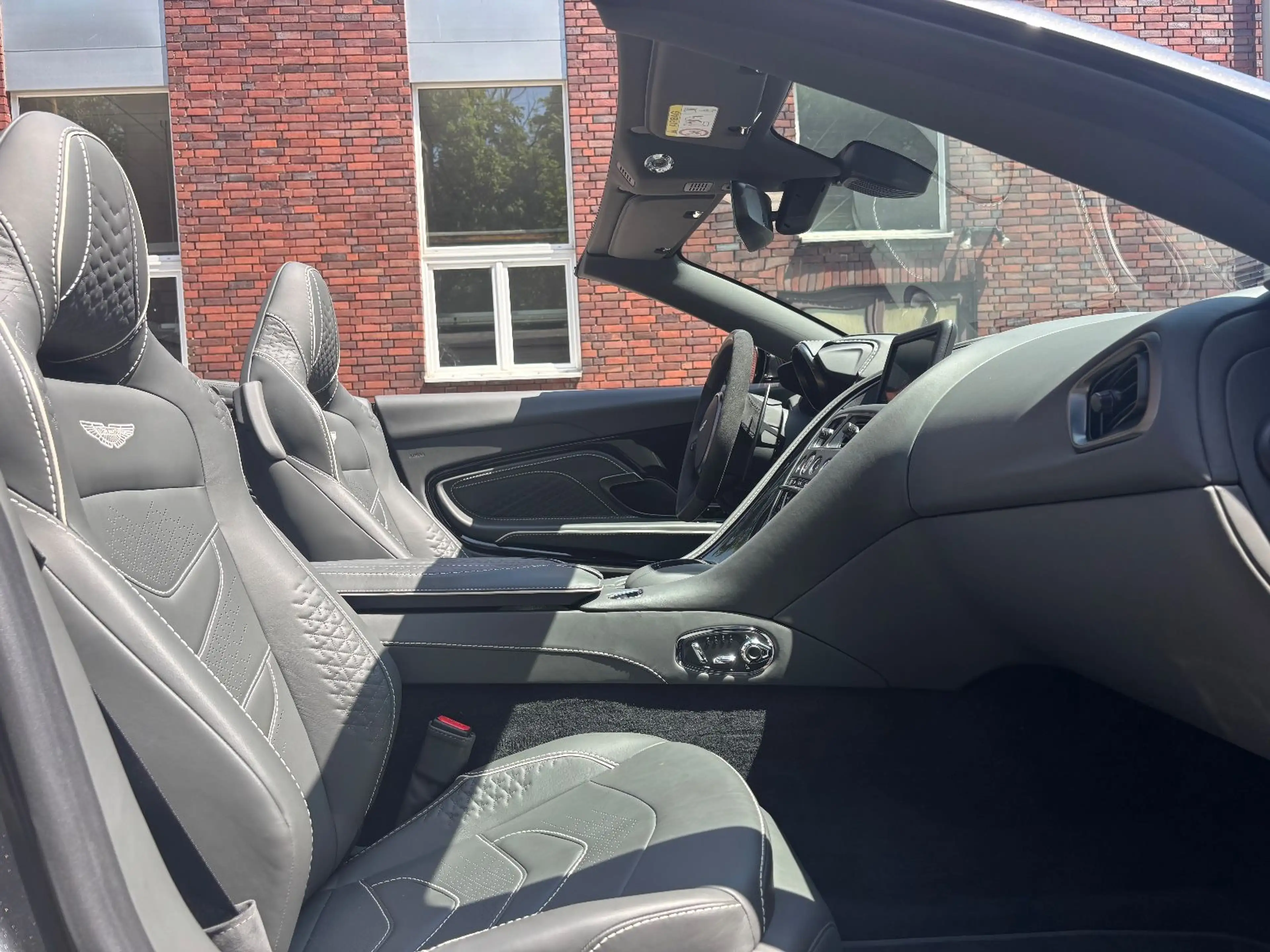 Aston Martin DBS 5.2 V12 Volante B&O BRD Carbon — photo 6