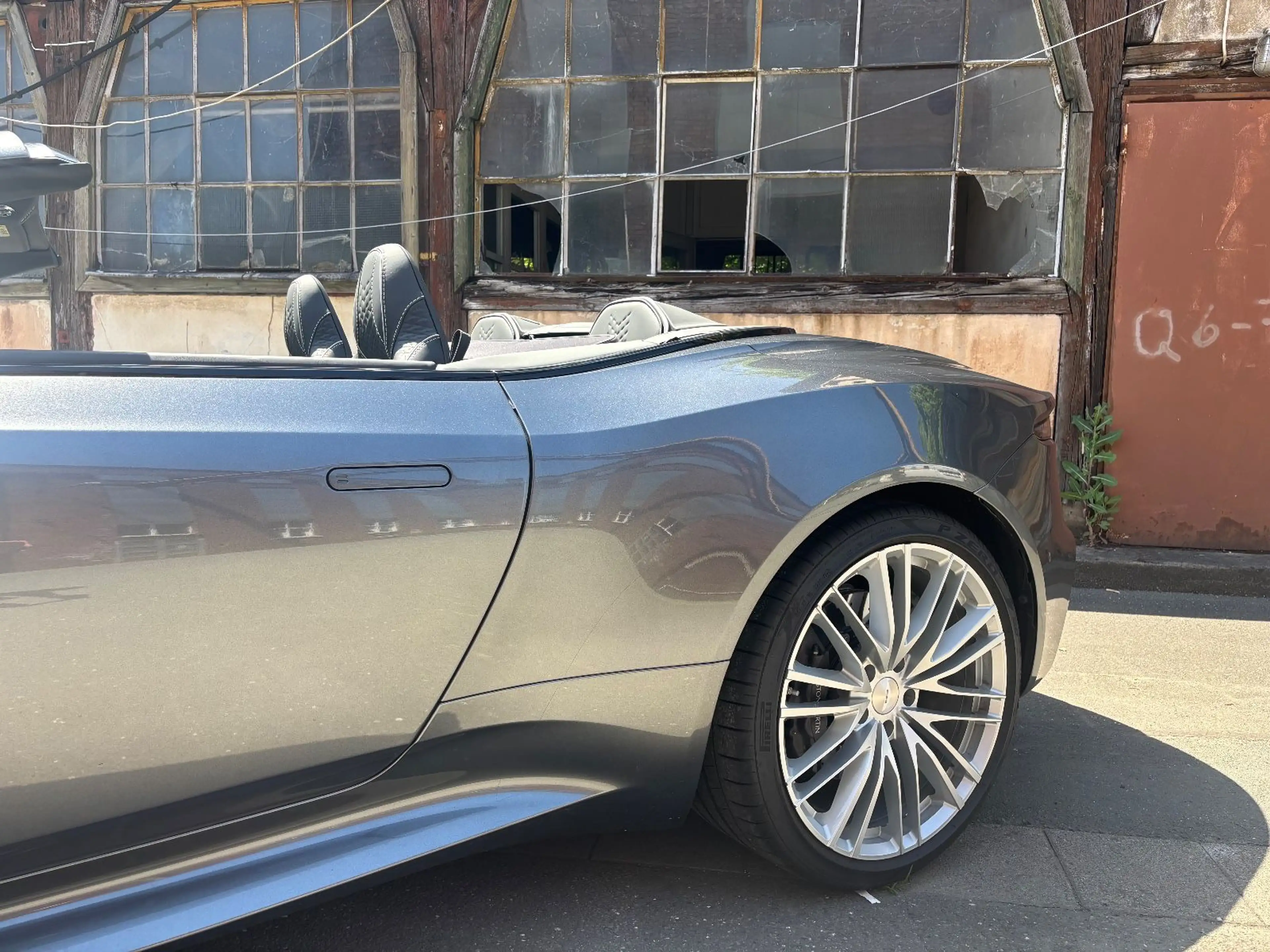 Aston Martin DBS 5.2 V12 Volante B&O BRD Carbon — photo 25