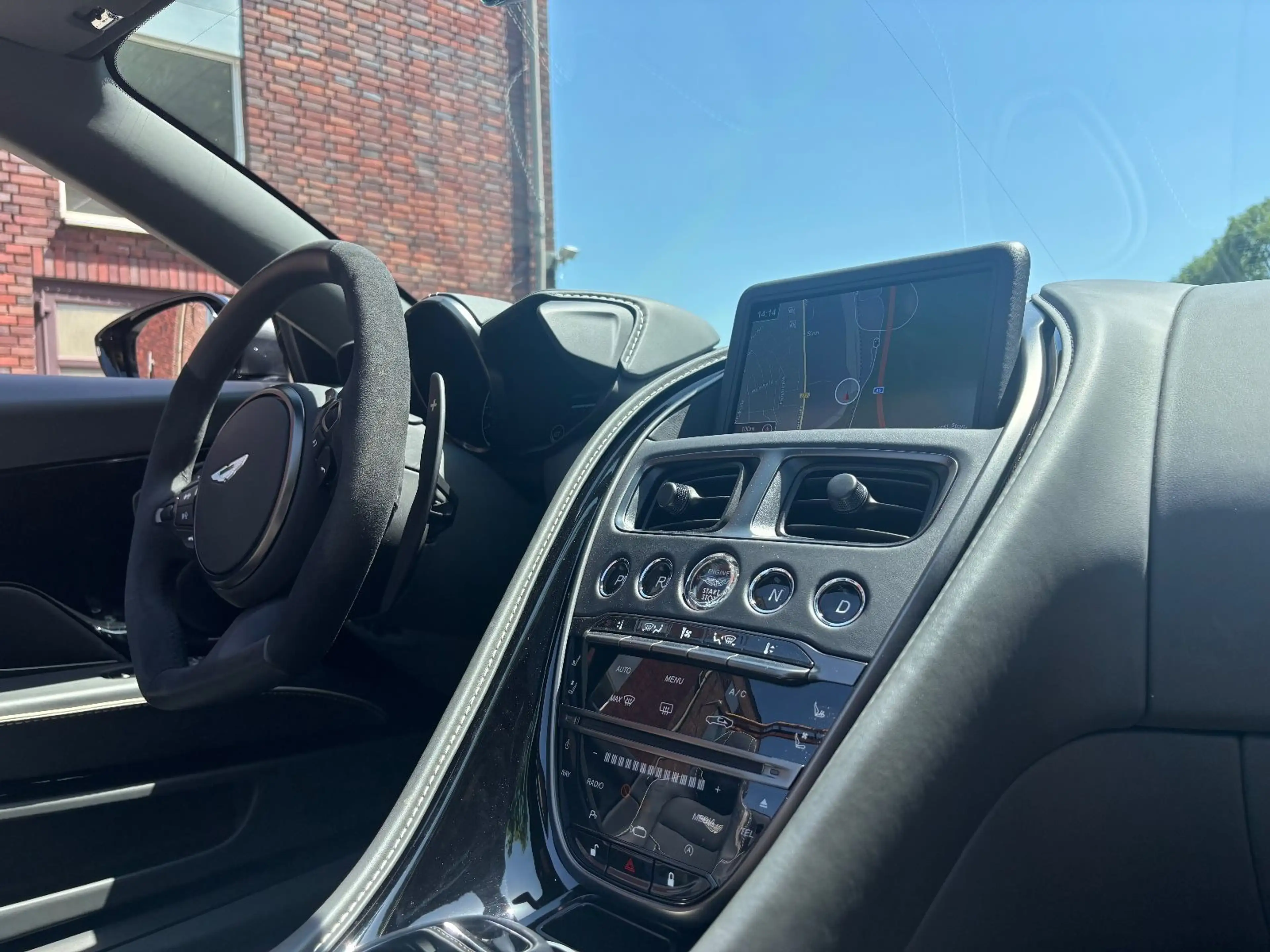 Aston Martin DBS 5.2 V12 Volante B&O BRD Carbon — photo 9