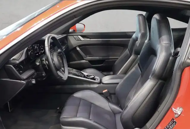 Porsche 911 view 7