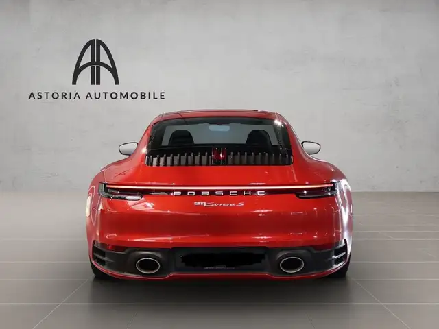 Porsche 911 view 3
