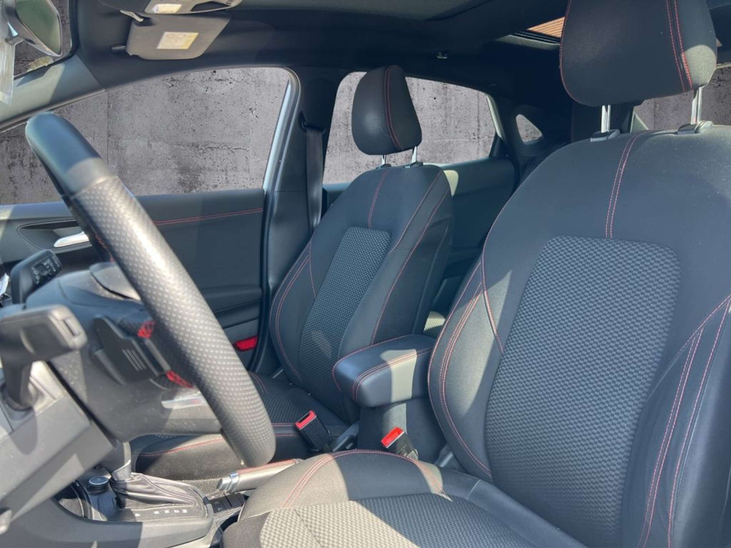 Fahrzeugabbildung Ford Puma 1.0 EcoBoost Hybrid Aut. ST-LINE - mit KI generiert/bearbeitet