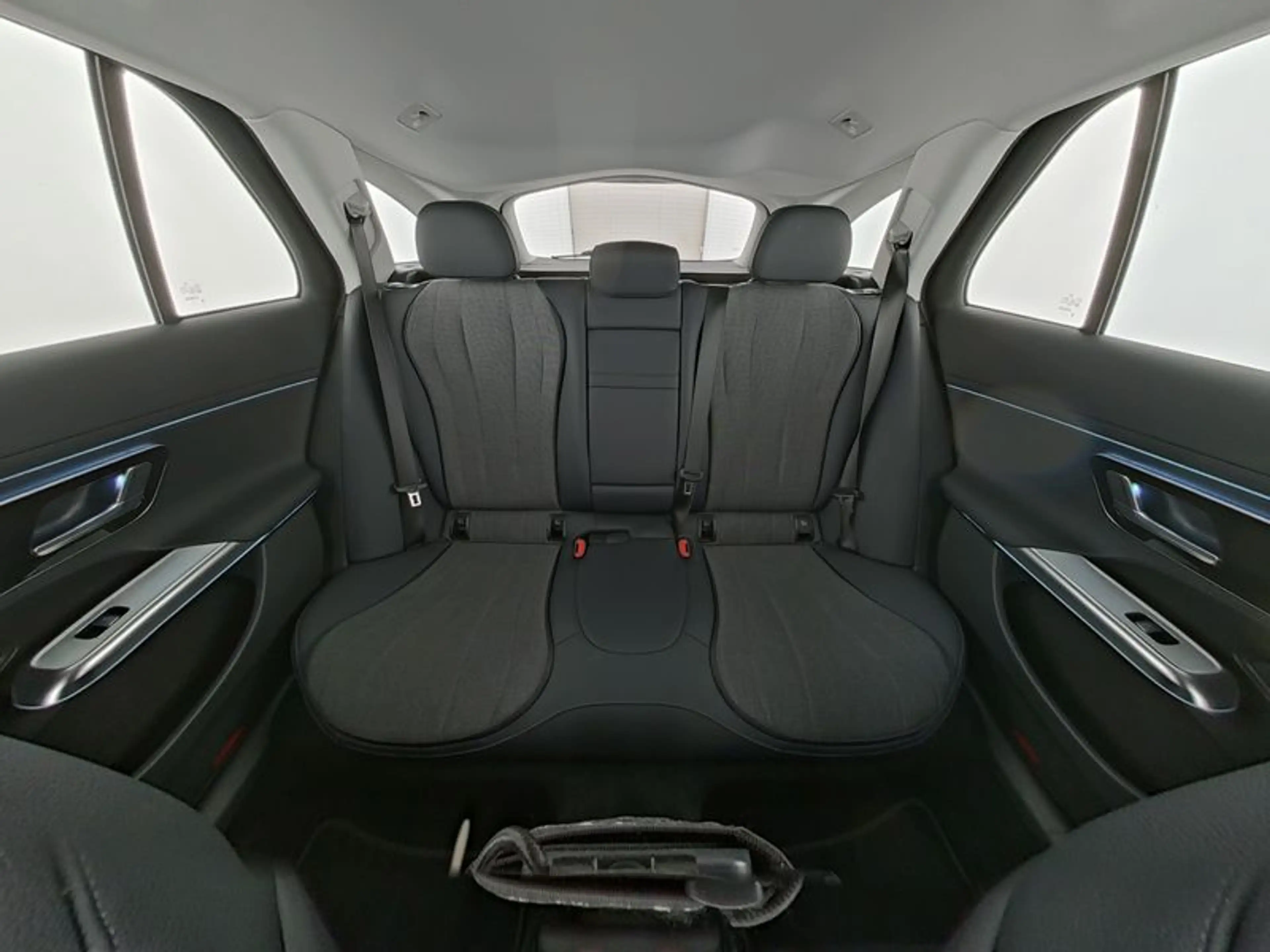 Mercedes-Benz E 220 d T Avantgarde/LED/Cam/AHK/Totw/Ambiente+ — photo 10