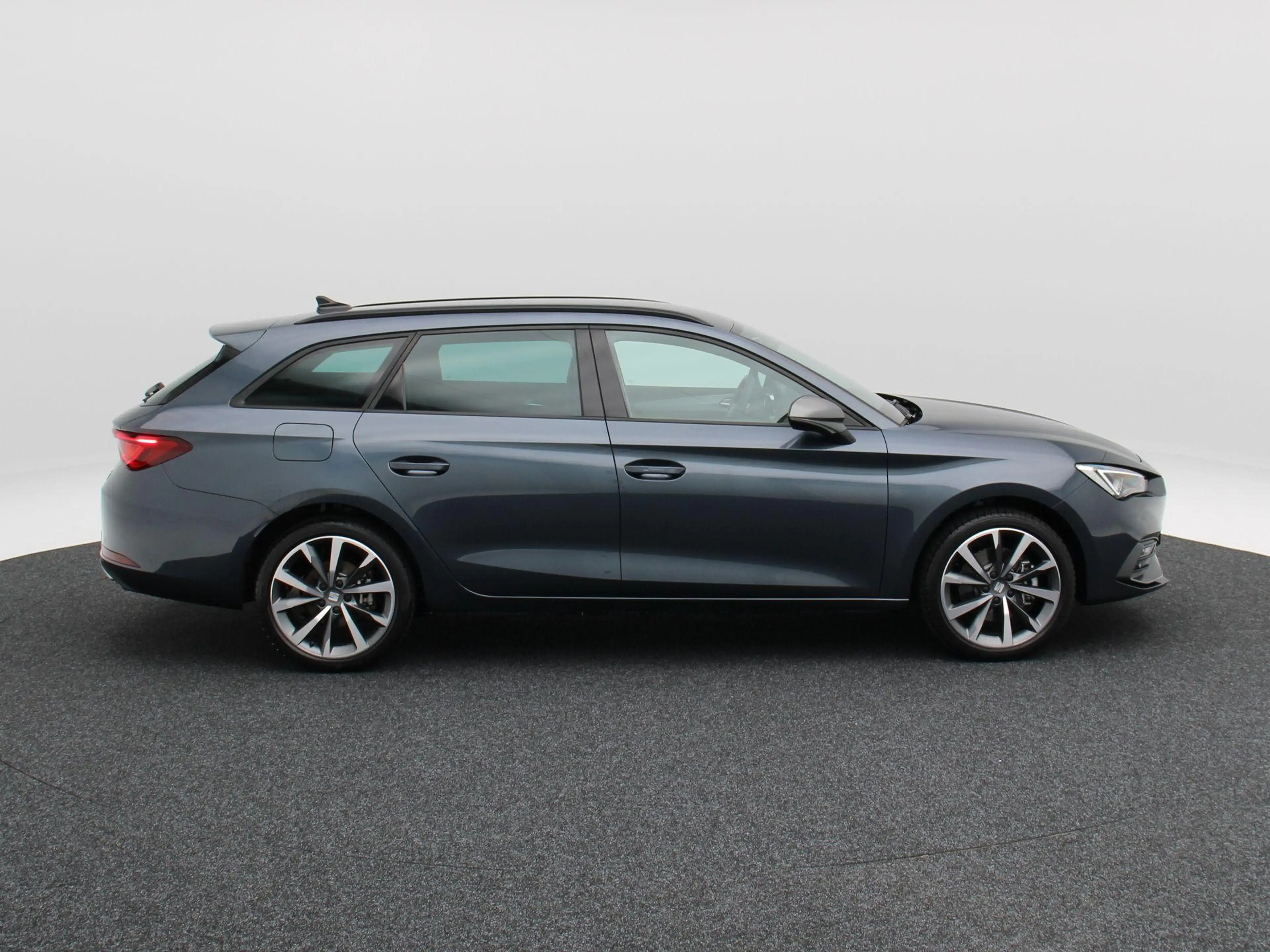 SEAT Leon e-Hybrid Sportstourer FR Business 1.5 TSI eHybrid PHEV 204 — photo 6
