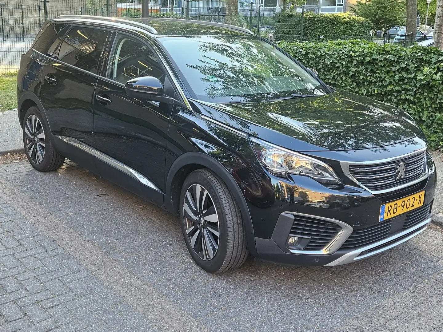 Peugeot 5008 1.6 BlueHDI Allure Zwart - 1