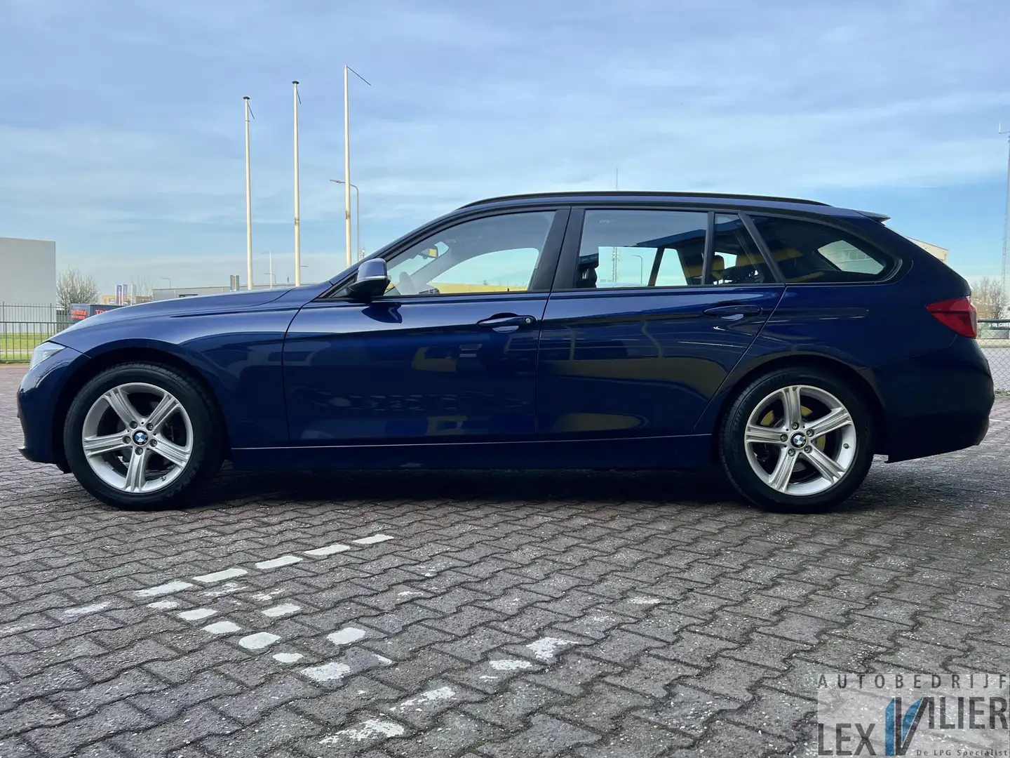 BMW 320 3-serie Touring 320i Edition Luxury Line Purity Hi Blauw - 2