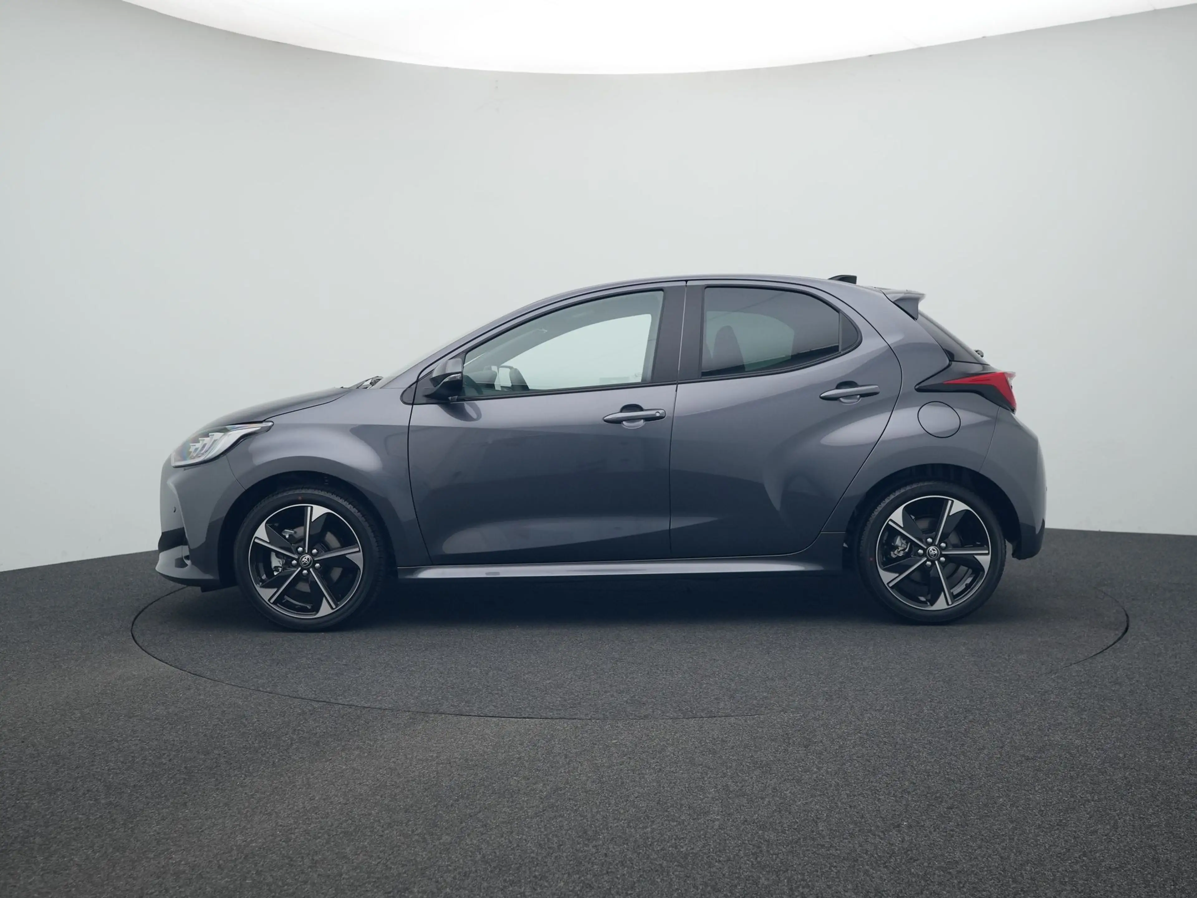 Toyota Yaris 1.5 Hybrid 130 PK Executive ||nu met € 2900,- kort — photo 3