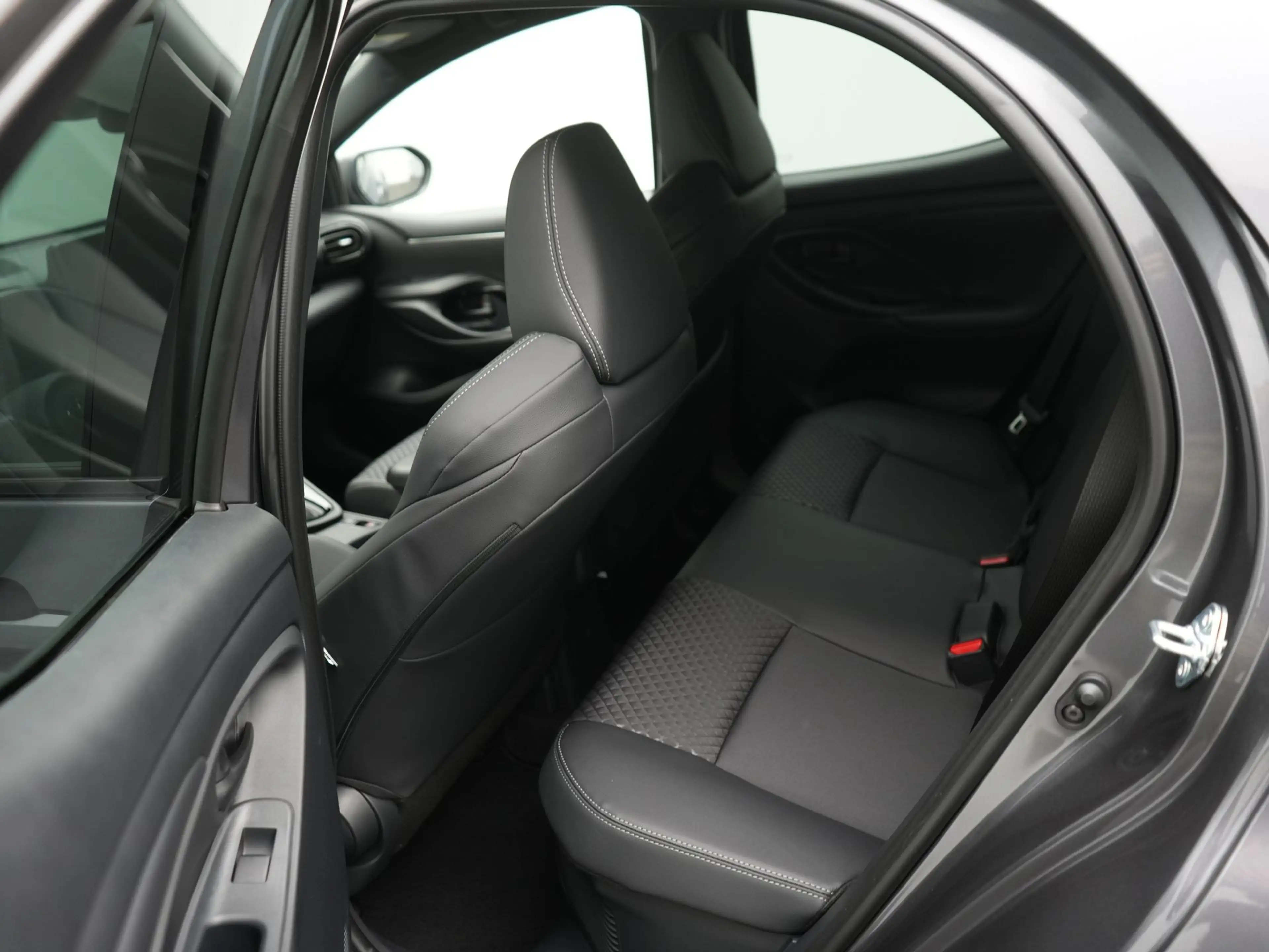 Toyota Yaris 1.5 Hybrid 130 PK Executive ||nu met € 2900,- kort — photo 9