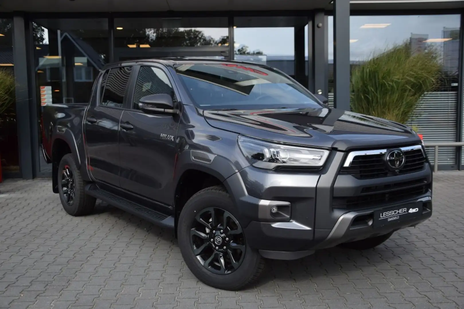 Toyota Hilux 2.8 D-4D DUBBEL CABIN INVINCIBLE A/T BE TREKKER 5 Grijs - 1