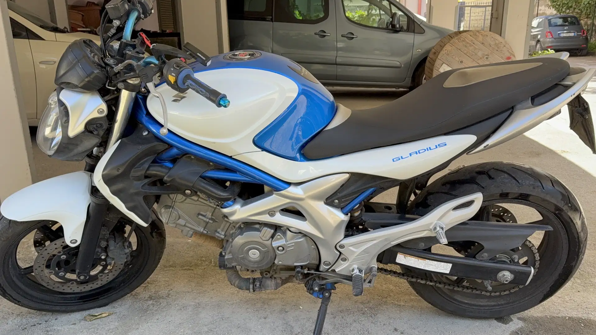 Suzuki Gladius 650 Azul - 2