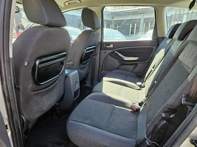 Ford C-Max view 8