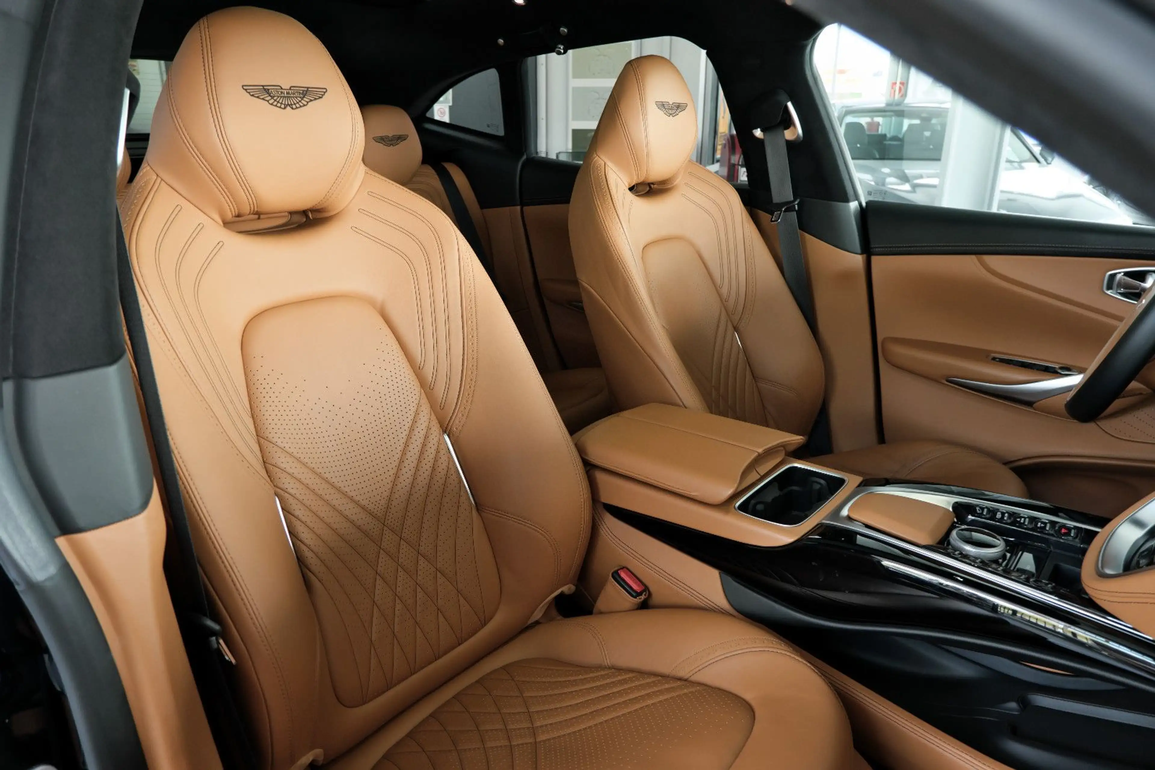 Aston Martin DBX 4.0 V8 Sitzbelüftung Bi-Color DeutschesFZ — photo 15