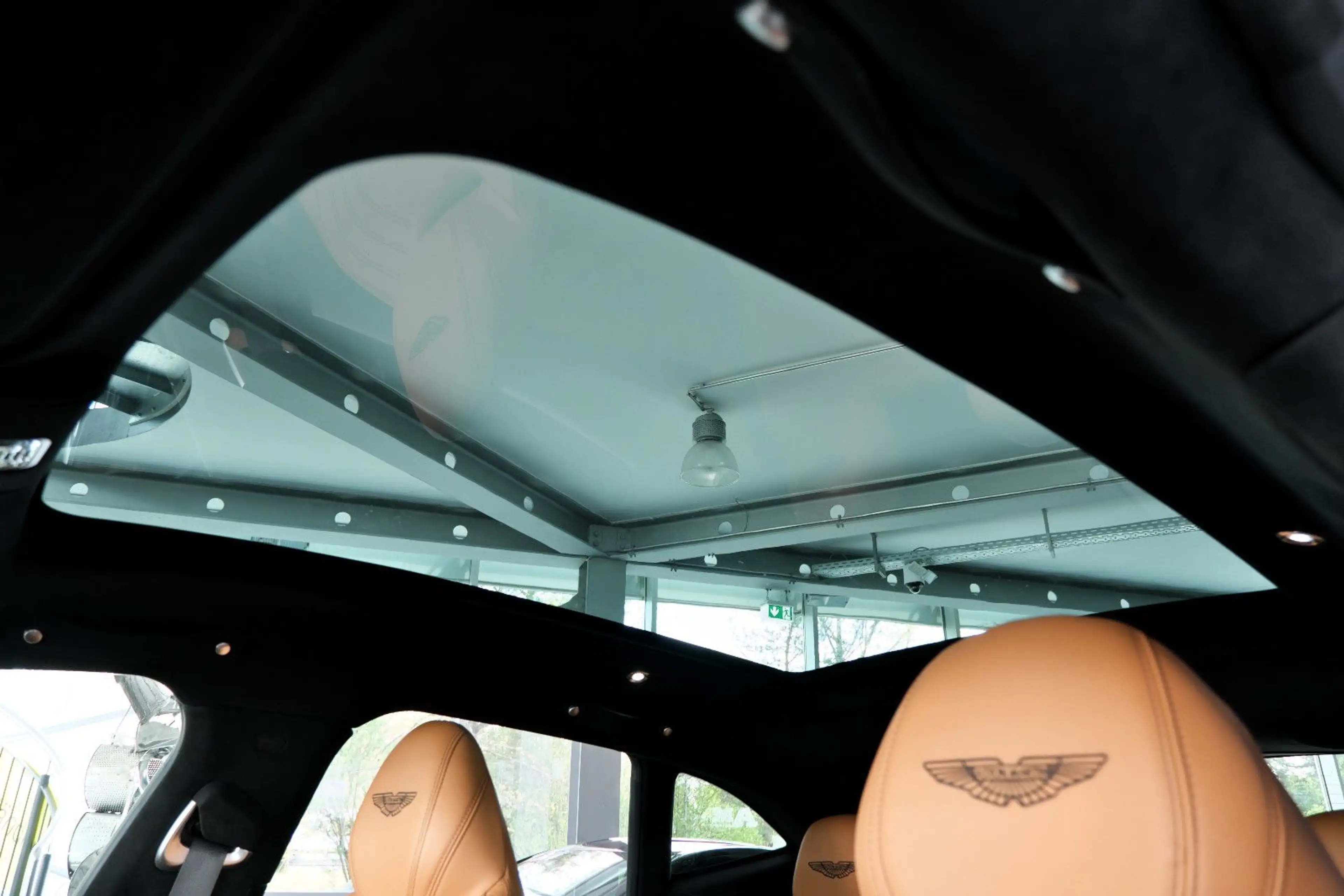Aston Martin DBX 4.0 V8 Sitzbelüftung Bi-Color DeutschesFZ — photo 11