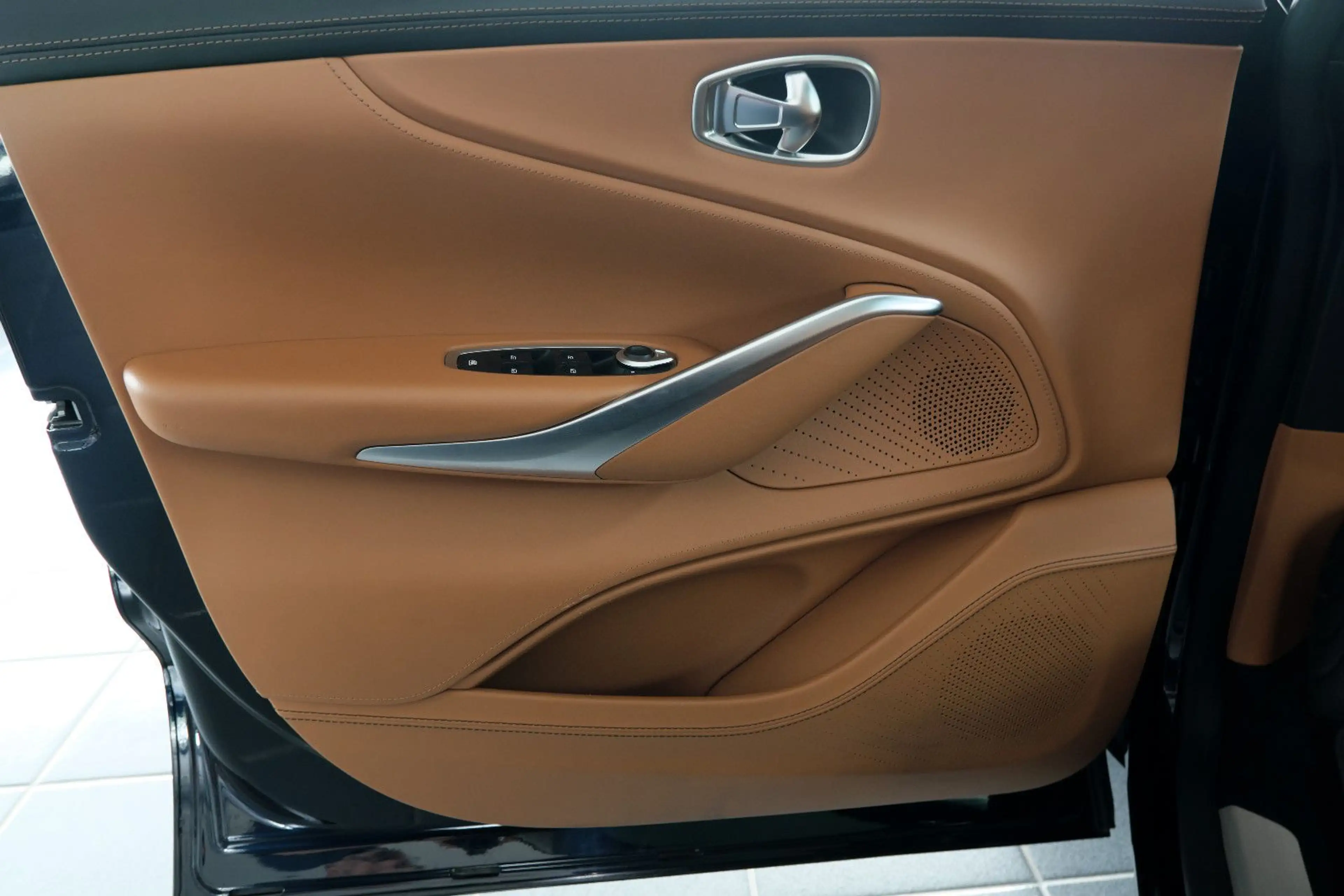Aston Martin DBX 4.0 V8 Sitzbelüftung Bi-Color DeutschesFZ — photo 9