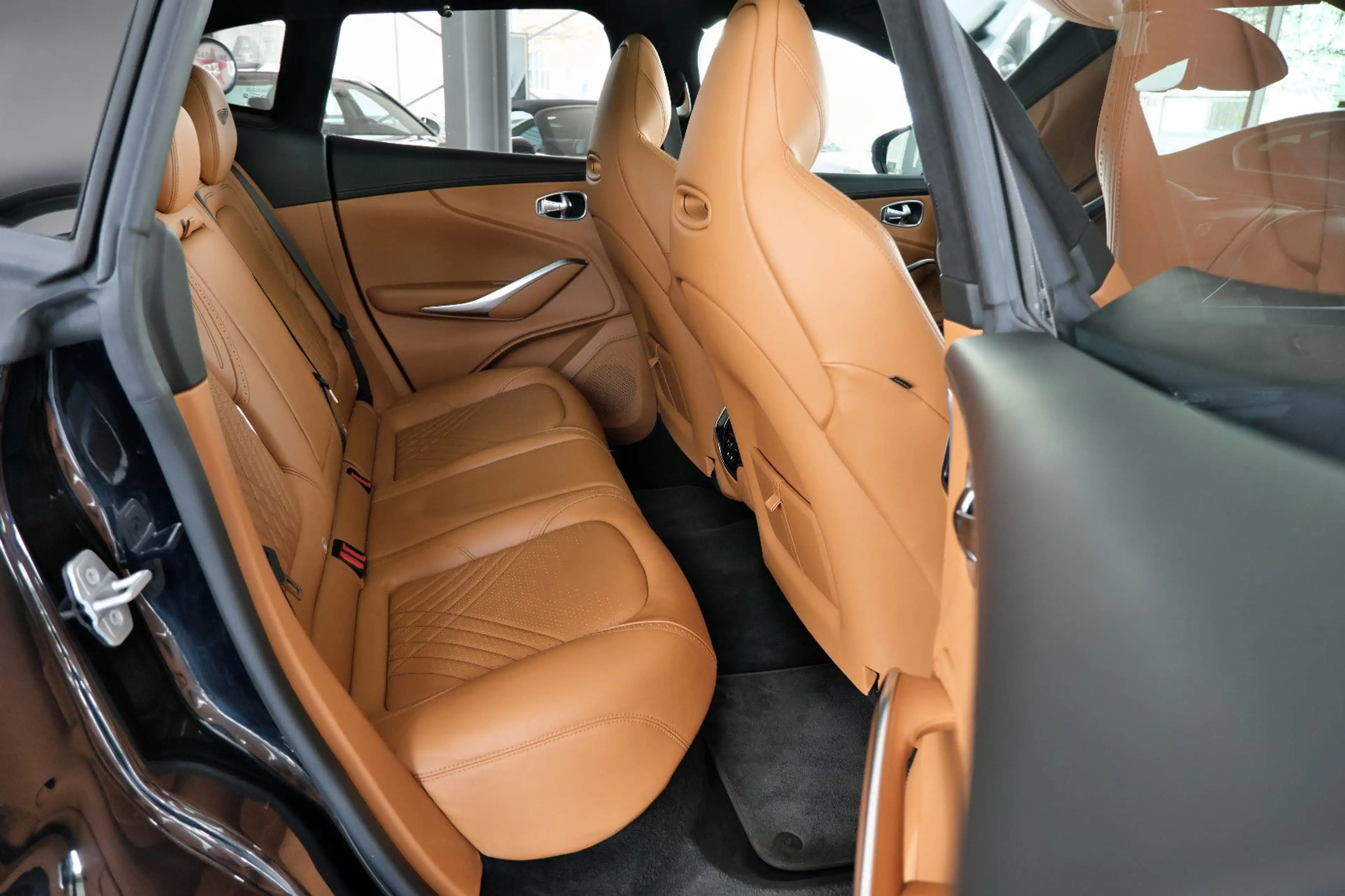 Aston Martin DBX 4.0 V8 Sitzbelüftung Bi-Color DeutschesFZ — photo 13