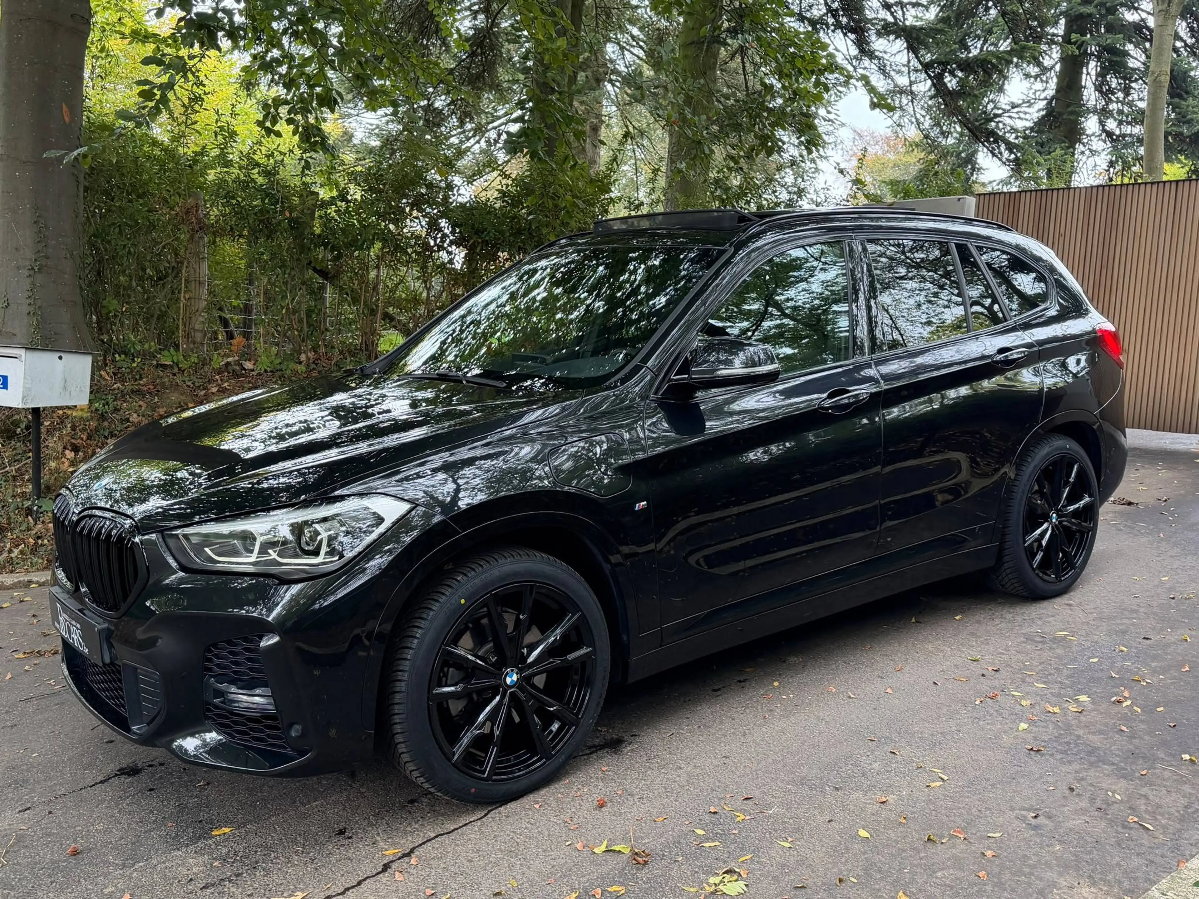 BMW X1 X1 25e M-Pakket-Led-Head Up-Keyless-Zetelverw-Leer-19" — photo 5