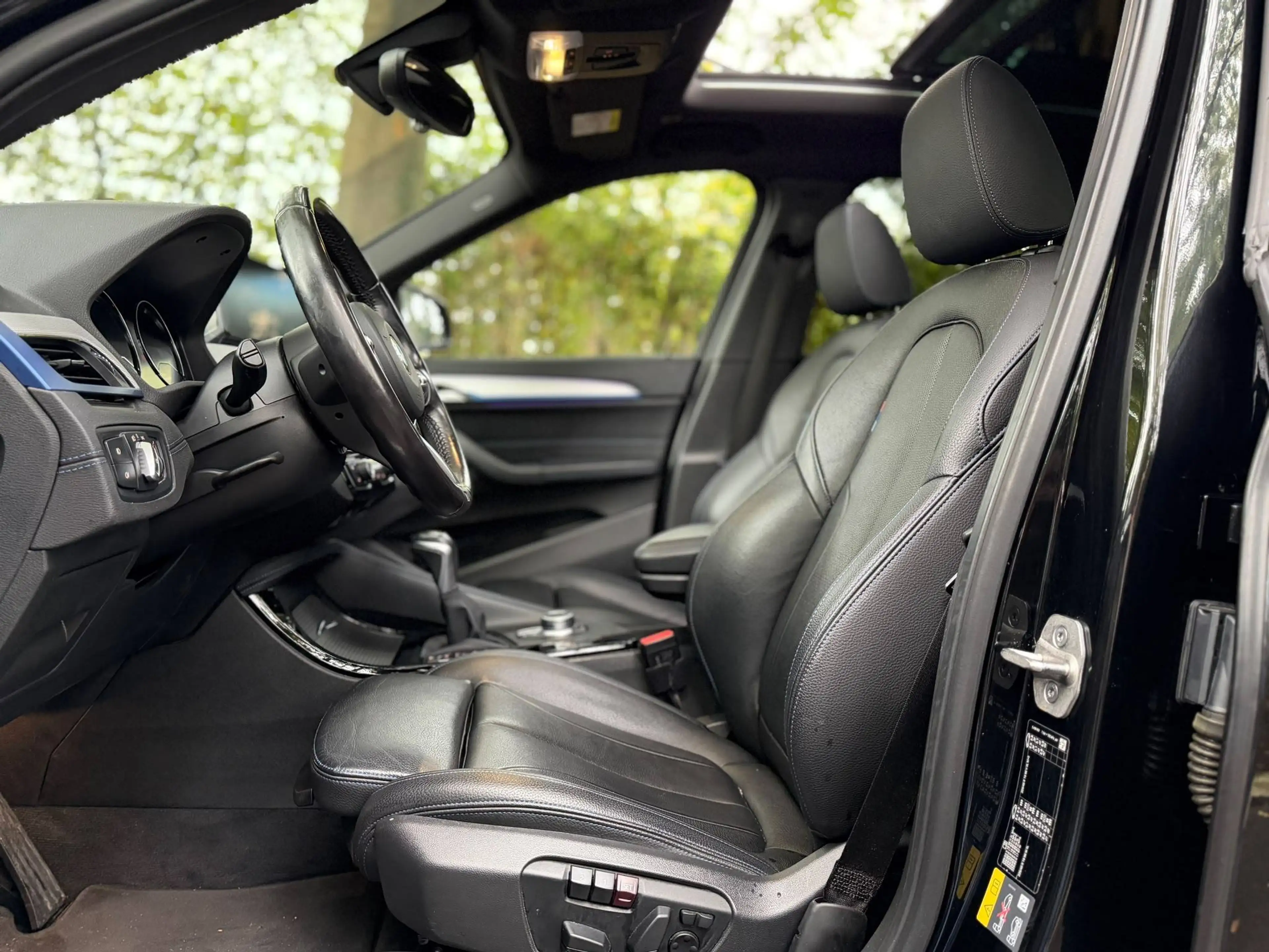 BMW X1 X1 25e M-Pakket-Led-Head Up-Keyless-Zetelverw-Leer-19" — photo 13
